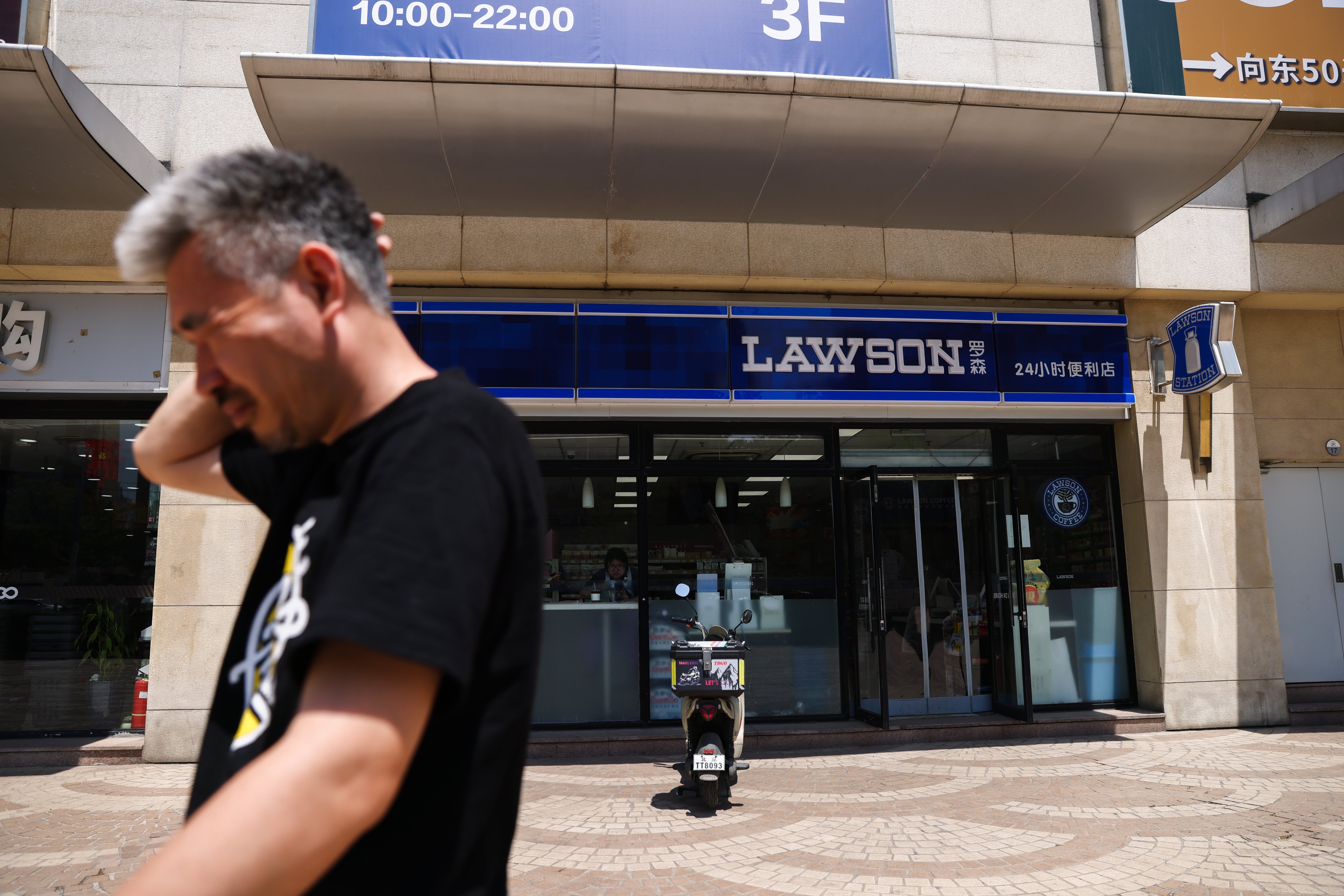 A man walks past a convenient store in Beijing, China, on May 19, 2025. Photo: EPA-EFE