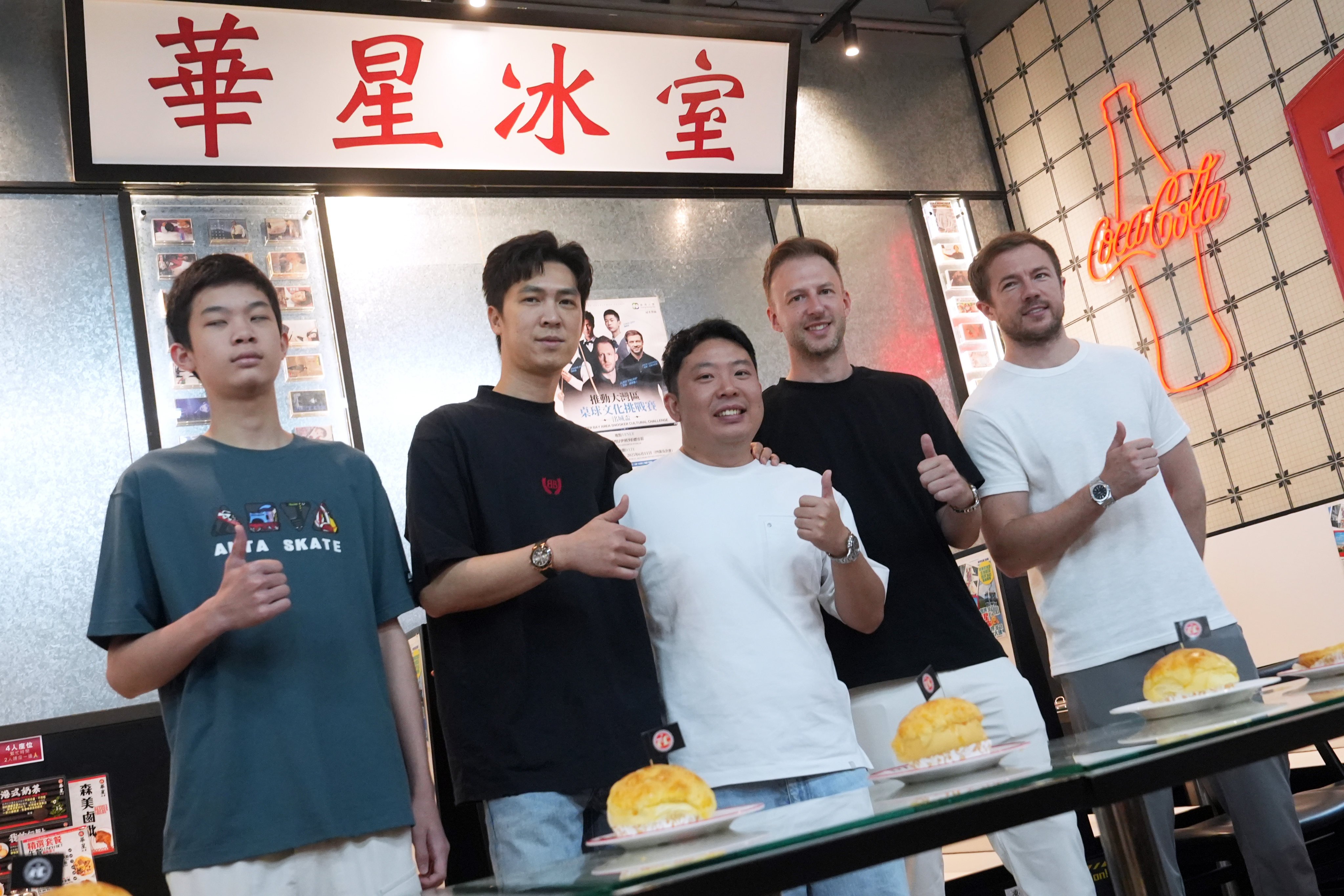 Zhang Anda (centre) with (from left) Chen Qien, Thepchaiya Un-nooh, Judd Trump and Jack Lisowski in Hong Kong. Photo: Sun Yeung