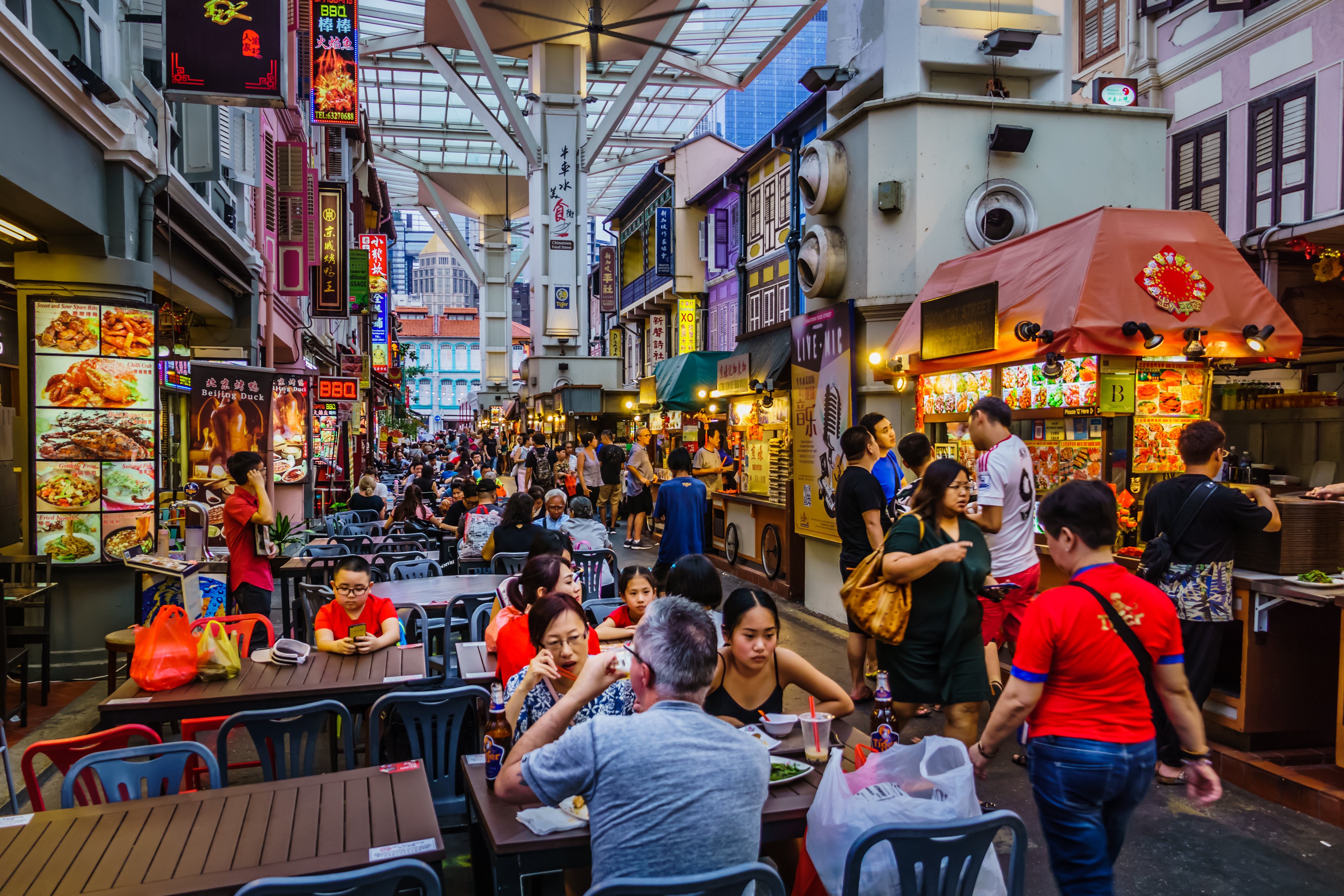 A food street in Singapore Chinatown. In recent decades the area has become a tourist hub where boutiques stand beside old tea houses and Buddhist temples. Photo: Shutterstock