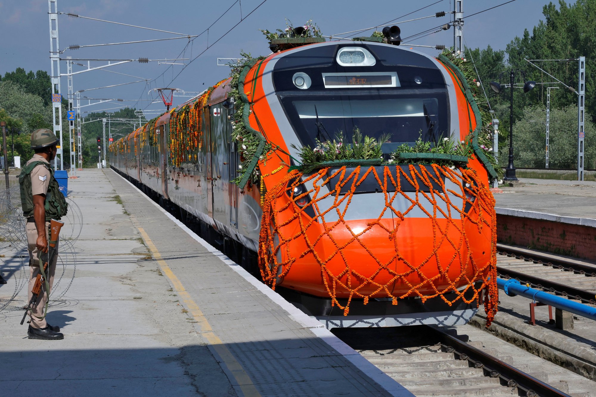 A security force personnel stands guard as India’s high-speed train “Vande Bharat Express” arrives at Srinagar railway station on June 6. Photo: Reuters A security force personnel stands guard as India’s high-speed train “Vande Bharat Express” arrives at Srinagar railway station on June 6. Photo: Reuters