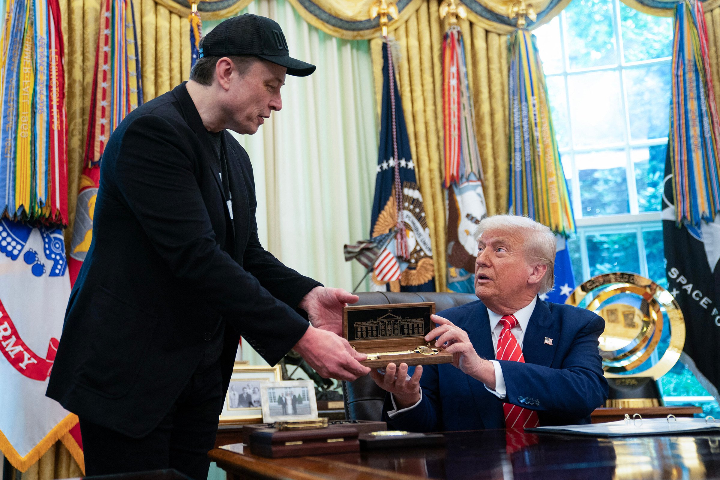 US President Donald Trump presents a “key to the White House” to Elon Musk during a news conference in the Oval Office on May 30. Photo: TNS