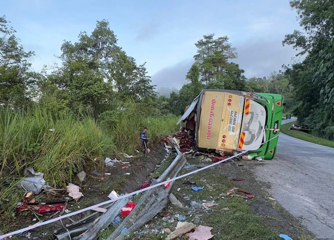 The site of a bus crash on the East-West Highway near Gerik, Malaysia, on Monday. Photo: Fire and Rescue Department of Malaysia/Xinhua