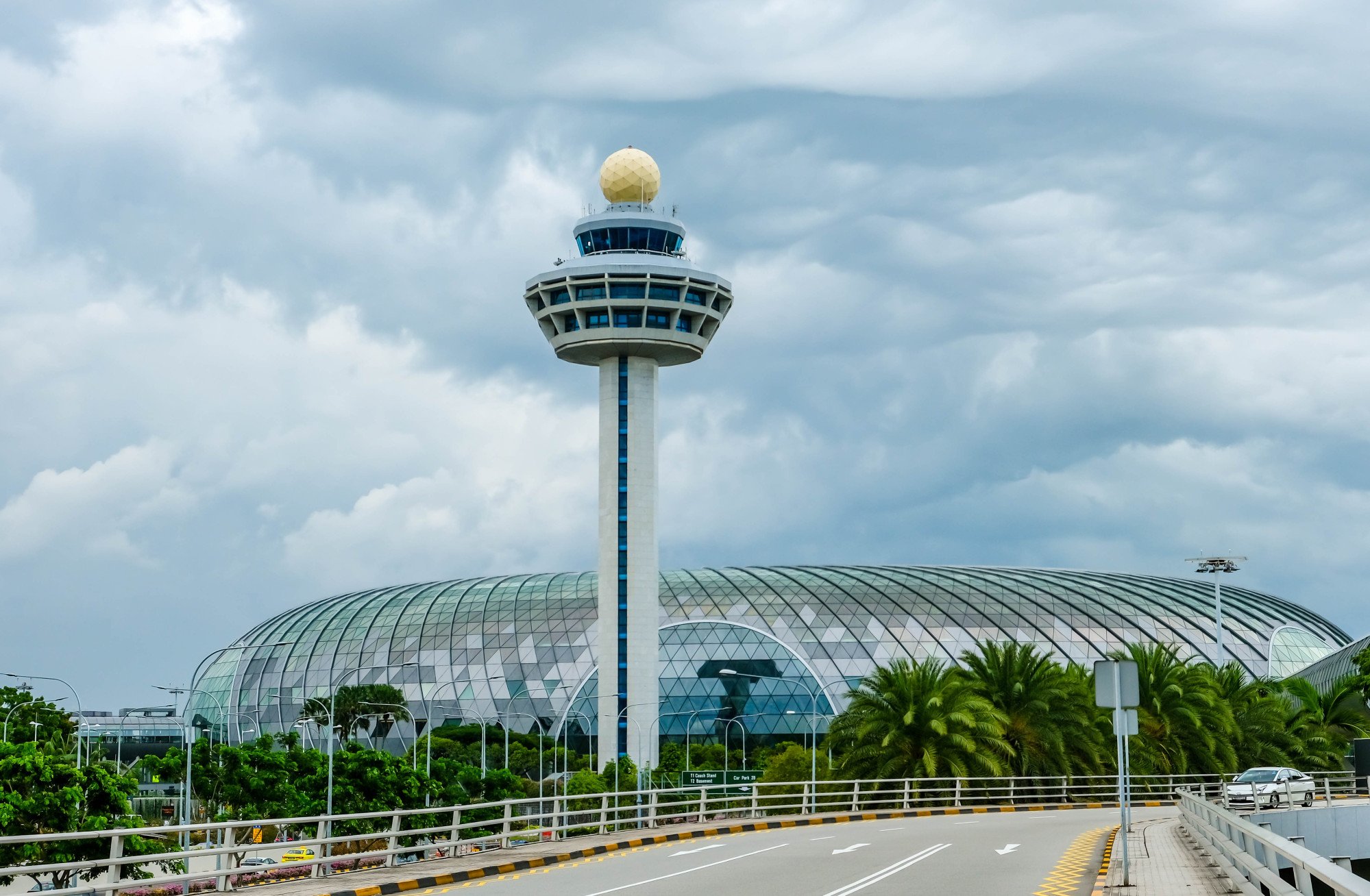 Airlines flying out of Changi Airport had to pay higher landing, parking and aerobridge charges from April. Photo: Shutterstock Airlines flying out of Changi Airport had to pay higher landing, parking and aerobridge charges from April. Photo: Shutterstock