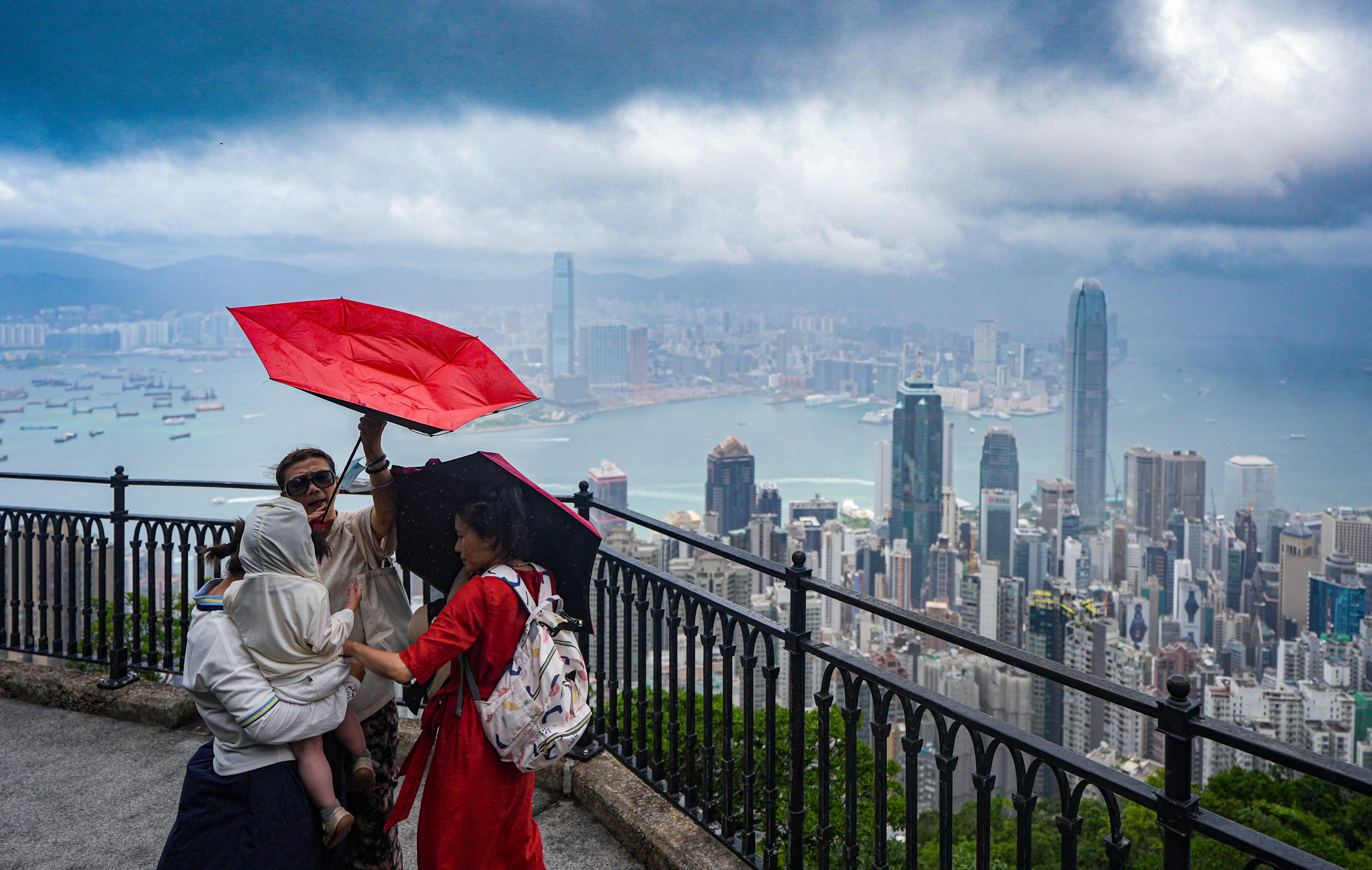 Tourists at Lugard Road on The Peak. Photo: Eugene Lee