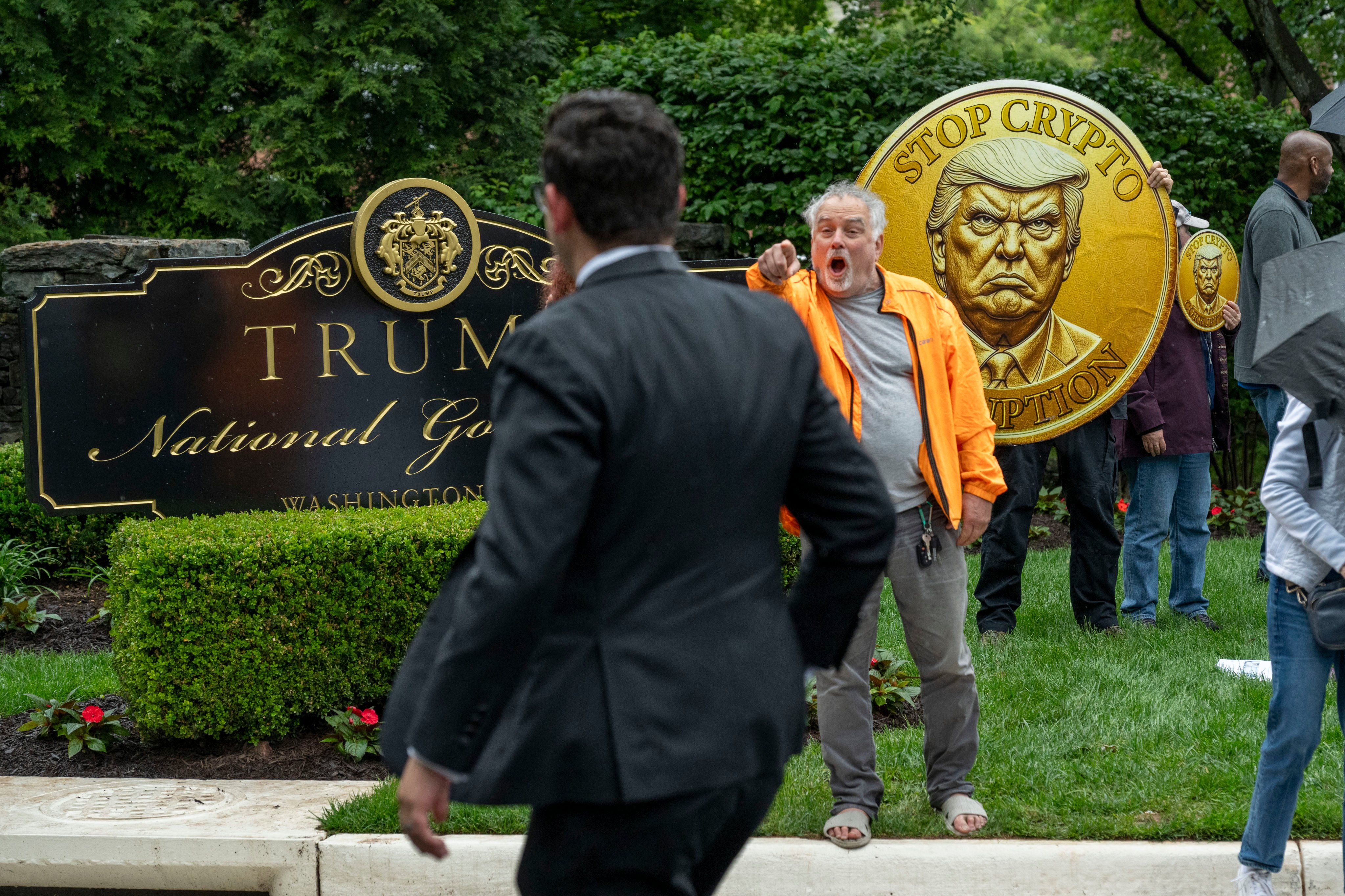 An activist in Sterling, Virginia, calls out an attendee at an exclusive dinner at the Trump National Golf Course, on May 22. Photo: AP