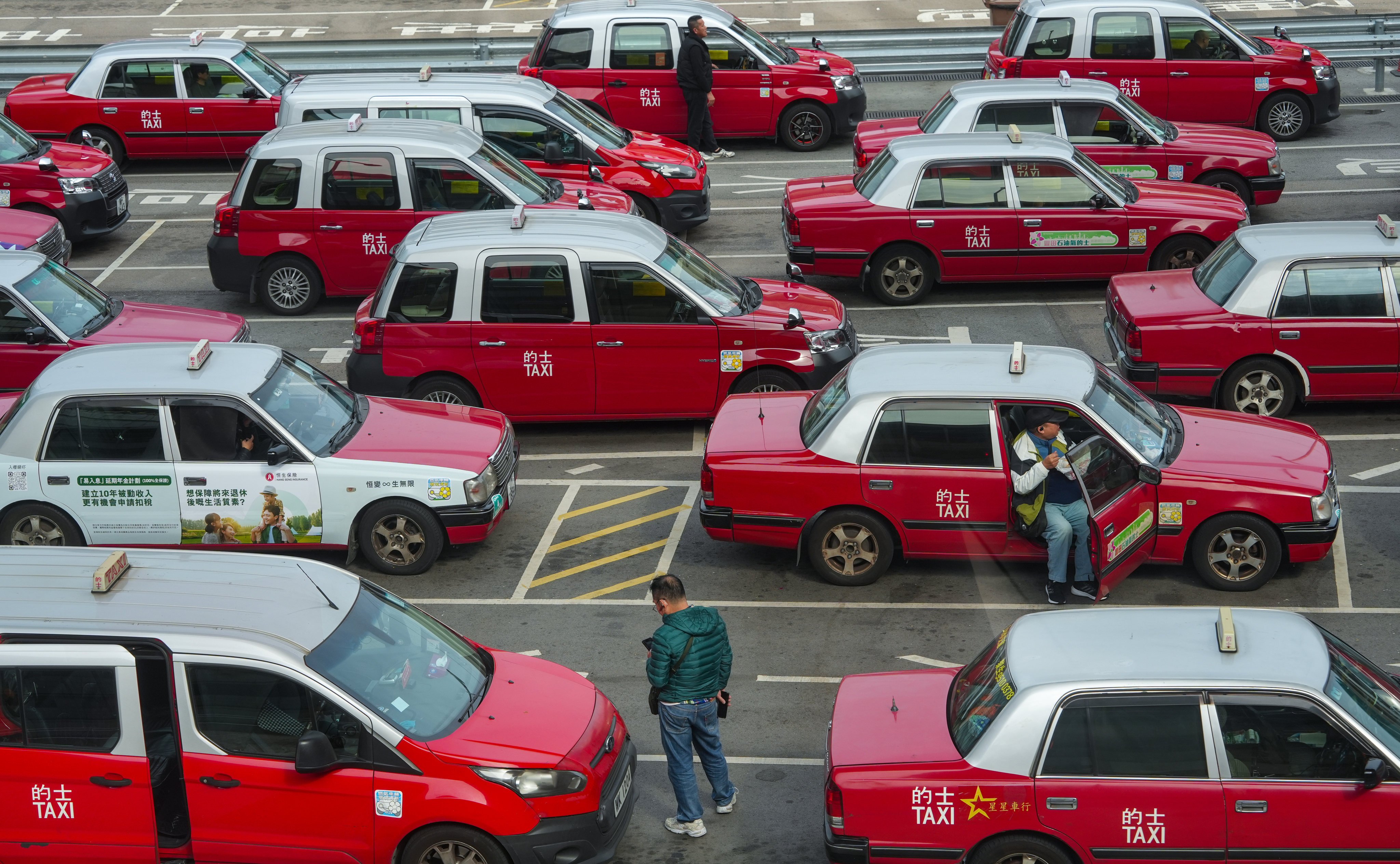 Taxis queue up to pick up passengers at Hong Kong International Airport in Chek Lap Kok on February 19. Photo: Sun Yeung