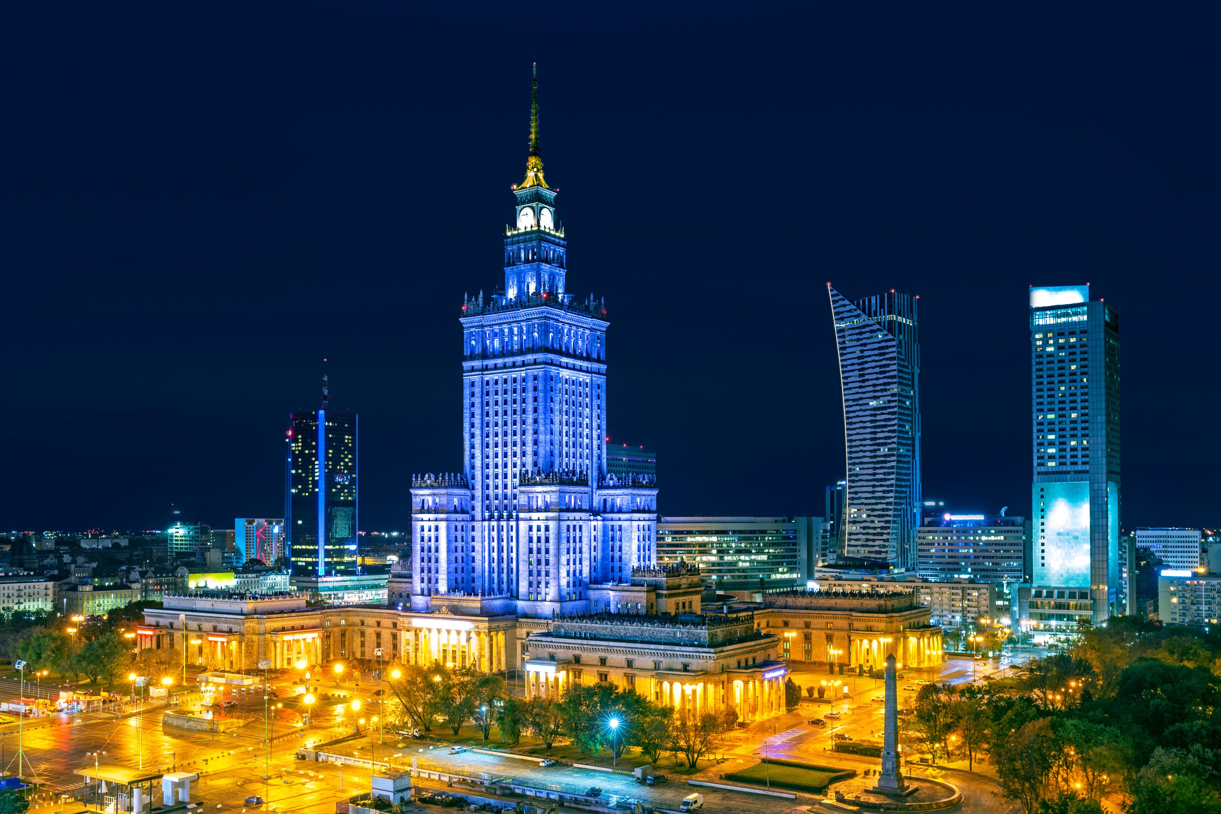 The Palace of Culture and Science in Warsaw at night. Once seen as a symbol of communist oppression, the “Stalin syringe” is now home to museums and cinemas, among other things. Photo: Shutterstock