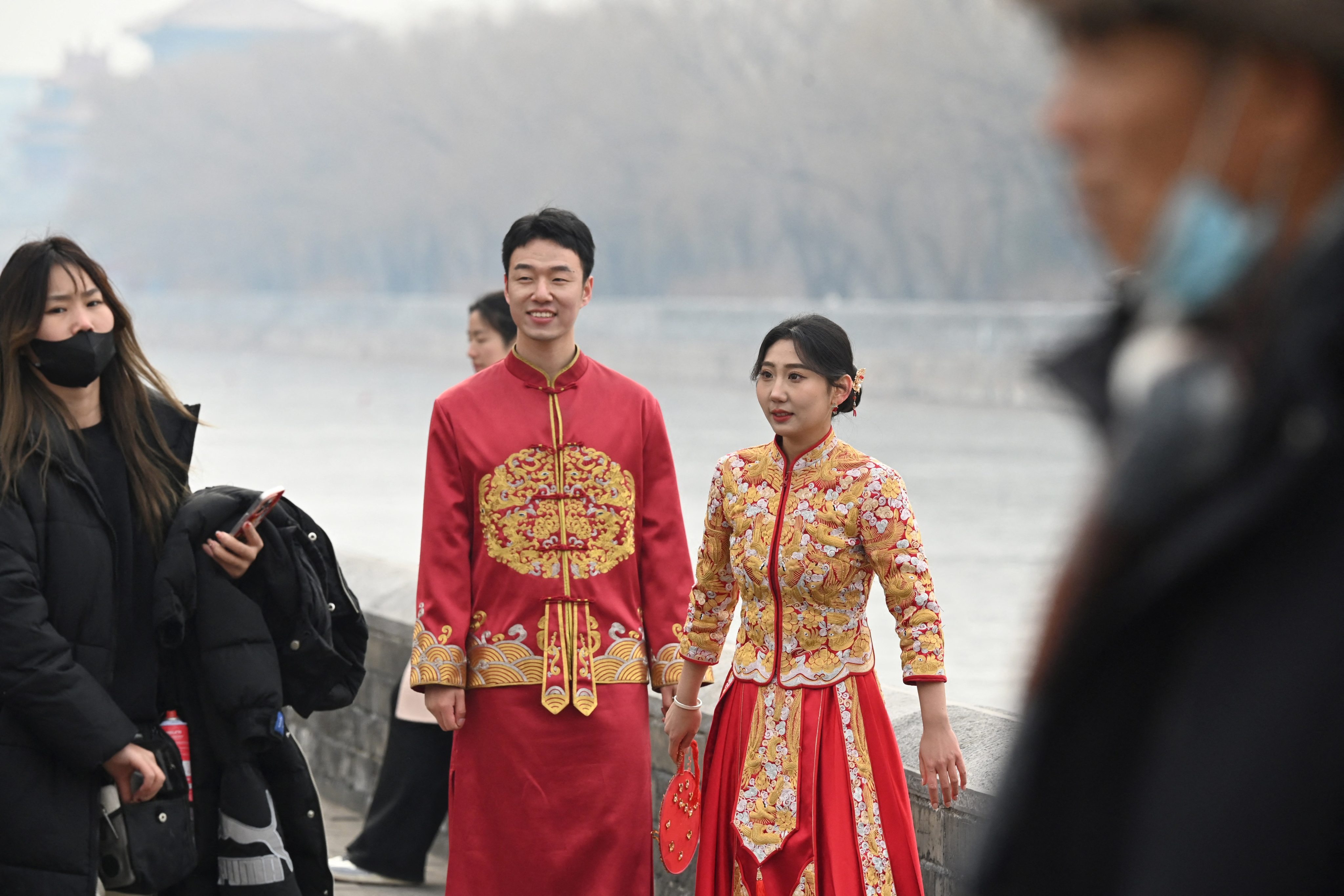 A couple waits during a wedding photo shoot outside the Forbidden City in Beijing, China, on February 11, 2025. Photo: AFP