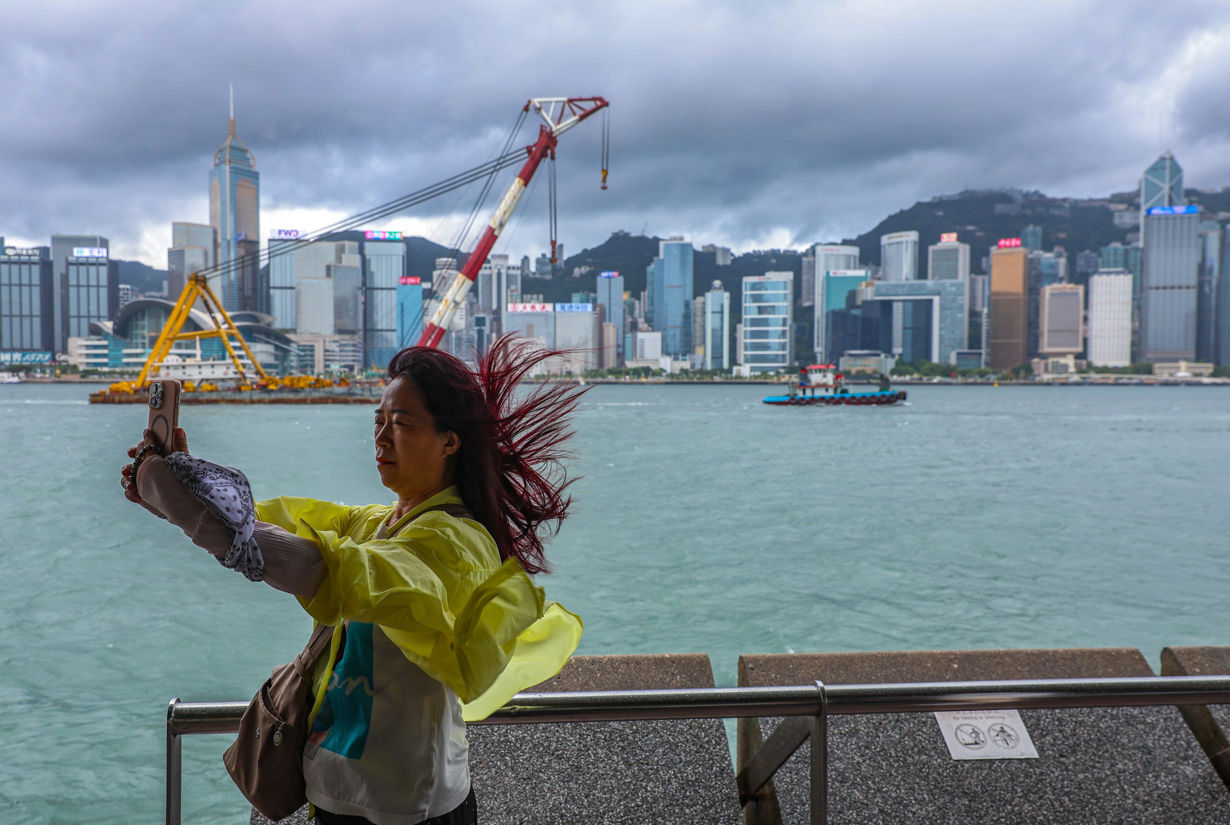 The weather forecaster says it will issue the No 3 typhoon warning signal between 12pm and 2pm on Saturday. Photo: Edmond So