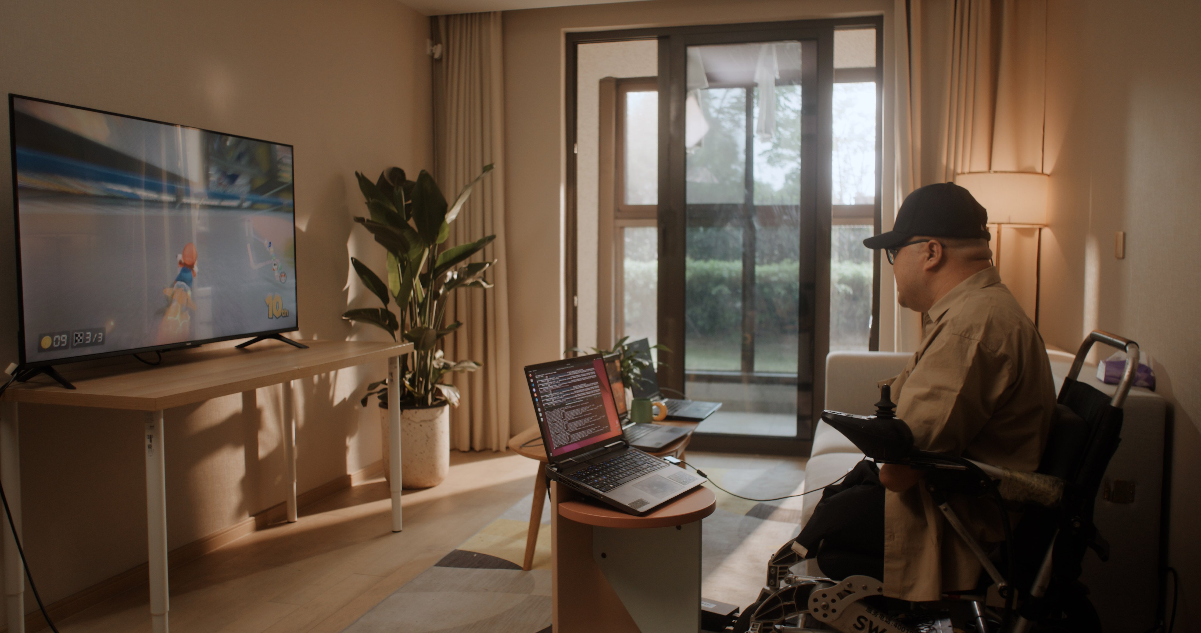 After the operation, the patient learned to play video games using the device. Photo: Xinhua