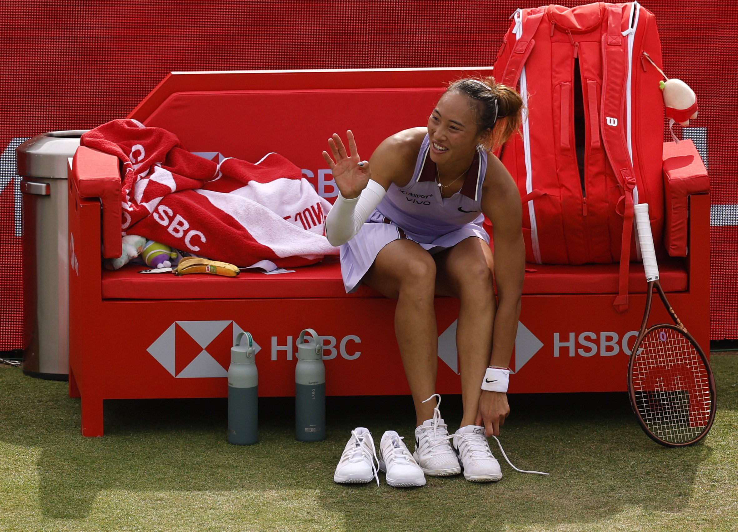 Zheng Qinwen apologises for changing shoes during her match against Emma Raducanu at Queen’s Club. Photo: Action Images via Reuters