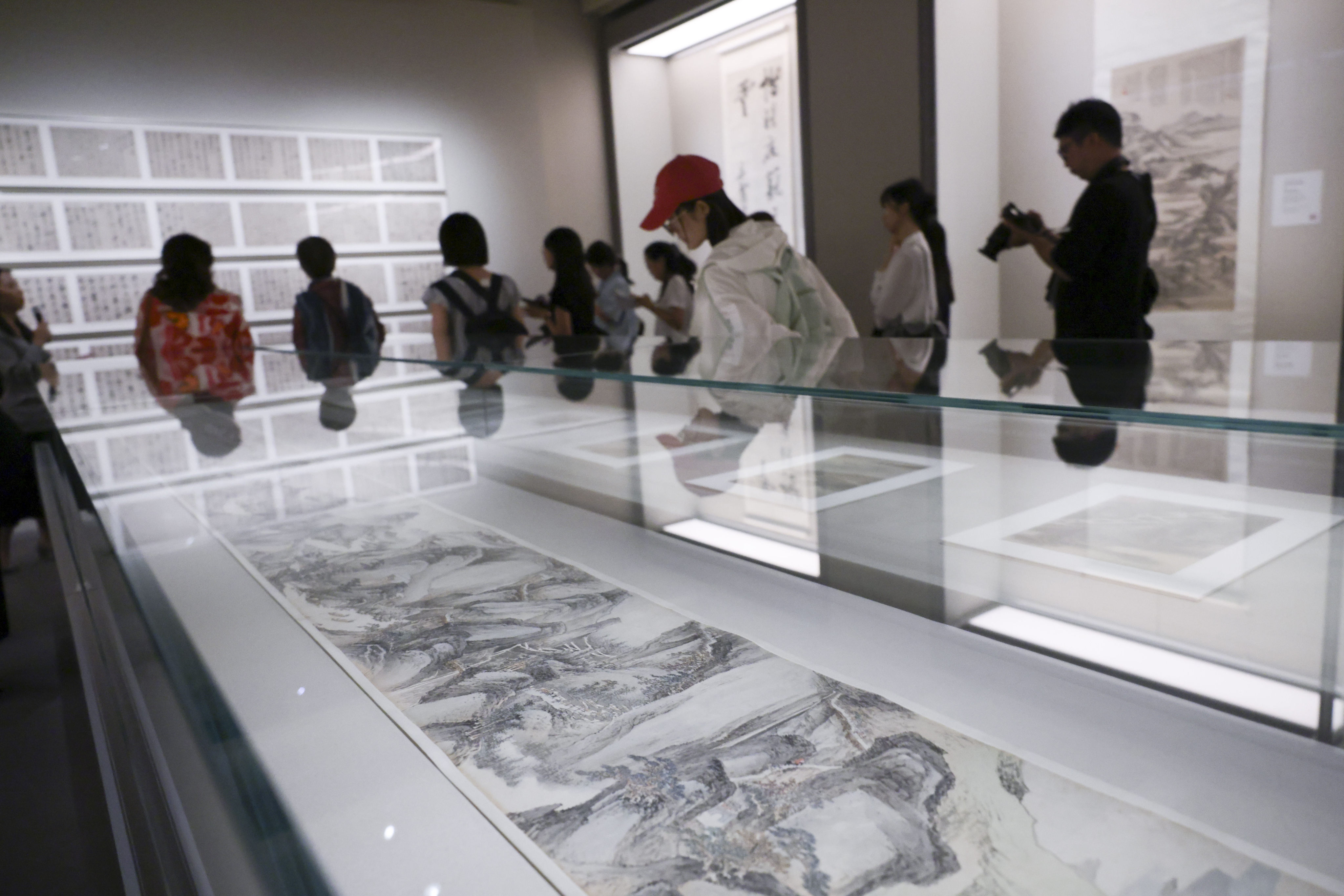 “The Pride of Hong Kong: Three Preeminent Collections of Ancient Paintings and Calligraphies” exhibition presented by the Leisure and Cultural Services Department, jointly organised by the Hong Kong Museum of Art (HKMoA) and the Art Museum of the Chinese University of Hong Kong (CUHK), held at HKMoA, Tsim Sha Tsui. The exhibition features Hong Kong’s three preeminent collections: Xubaizhai, established by the late local renowned collector Low Chuck-tiew, the Chih Lo Lou by Ho Iu-kwong, and the Bei Shan Tang by Lee Jung-sen, showcasing a selection of over 90 sets of masterpieces spanning from the Tang dynasty to the Qing. 10JUN25 SCMP / Nora Tam