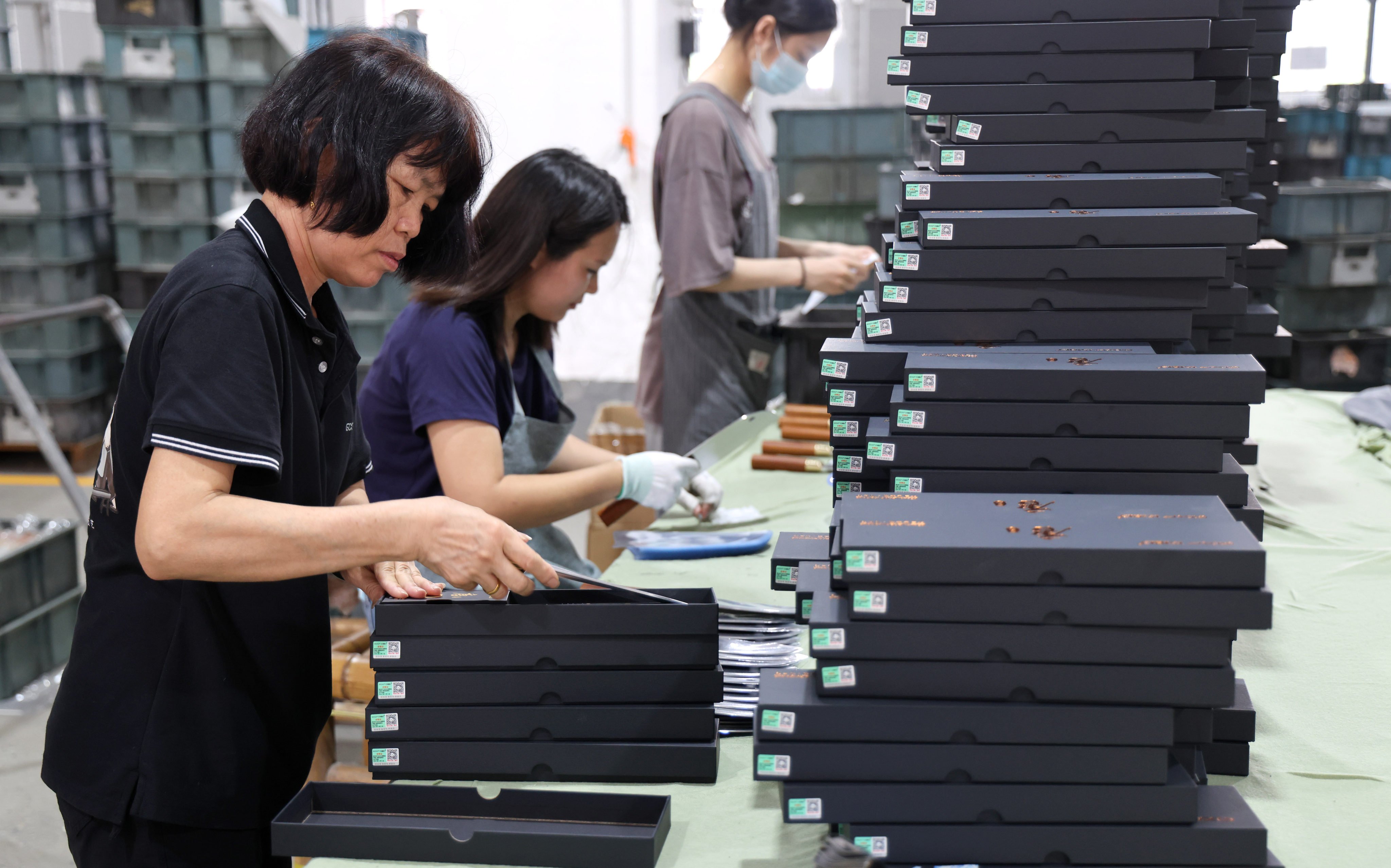 Workers pack knives at a factory in Yangjiang, south China’s Guangdong province, on June 11, 2025. Photo: Xinhua