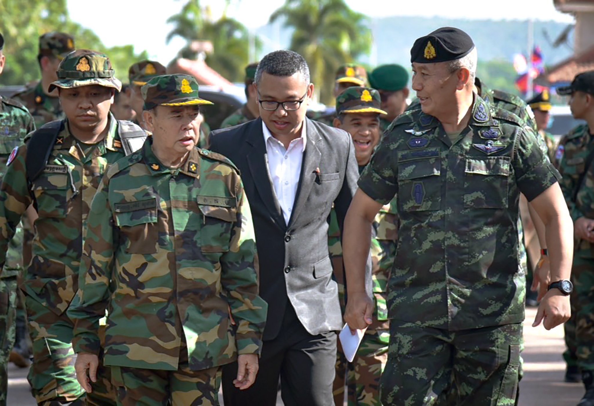 Cambodian General Mao Sophan (left) speaks with Thai army chief General Pana Klaewplodthuk (right) at the Thai-Cambodian border in Thailand’s Surin province on May 29. Photo: Royal Thai Army Handout/EPA-EFE