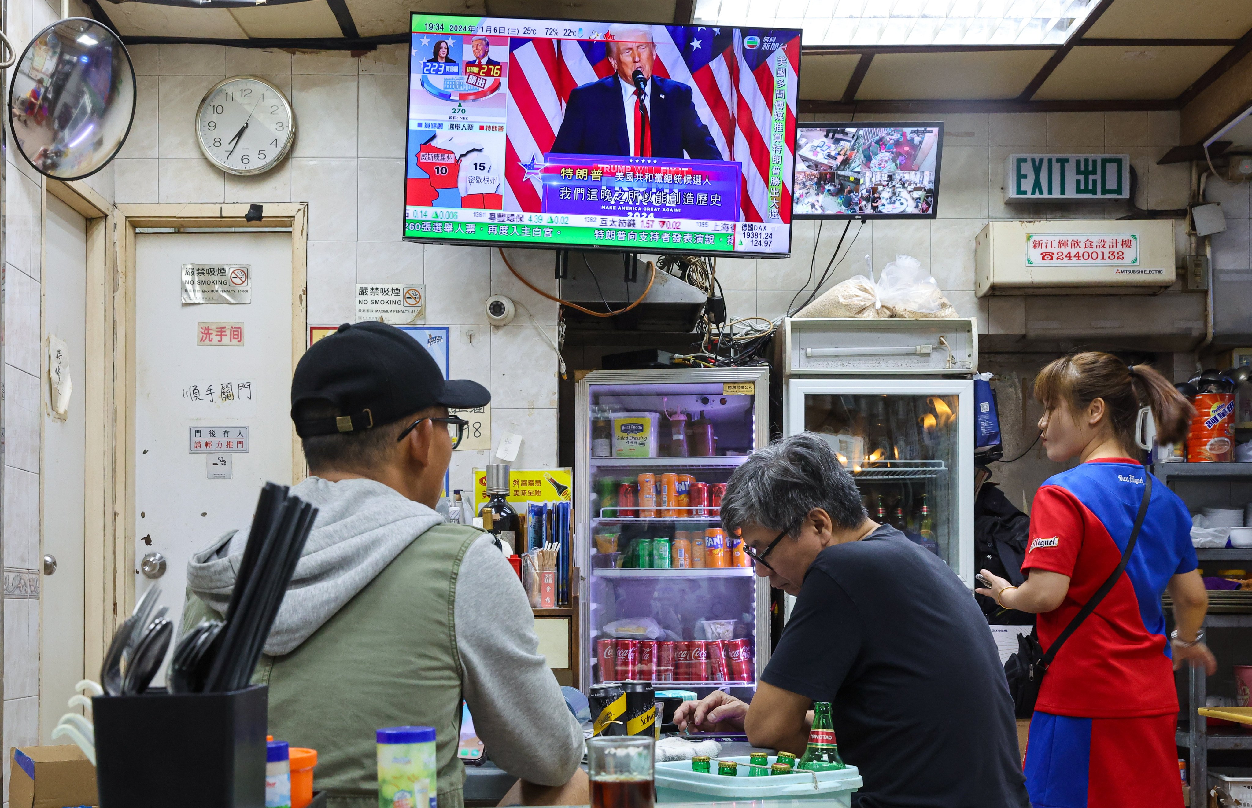 People watch the news in an eatery on Choi Hung Estate on November 6. Photo: Edmond So
