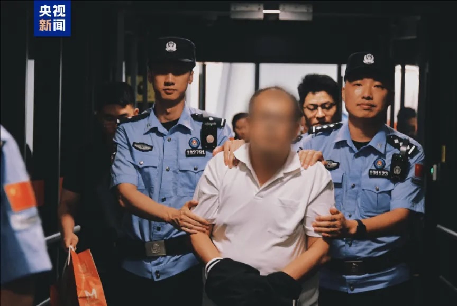 Tedy Teow being extradited to China on August 20 last year. Photo: Ministry of Public Security Tedy Teow being extradited to China on August 20 last year. Photo: Ministry of Public Security