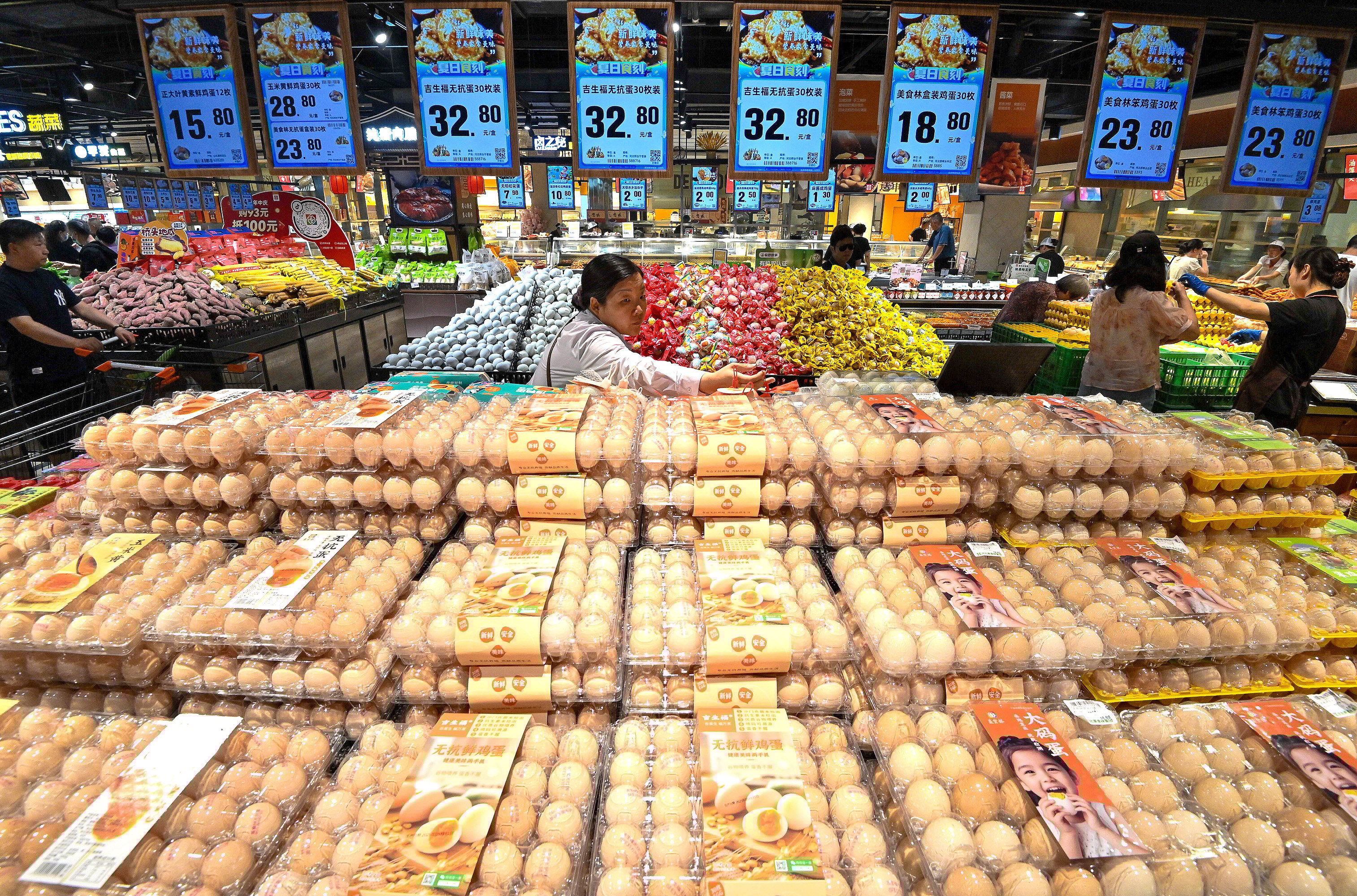 A customer shops for eggs at a supermarket in Handan City, Hebei province on June 9, 2025. Photo: Xinhua