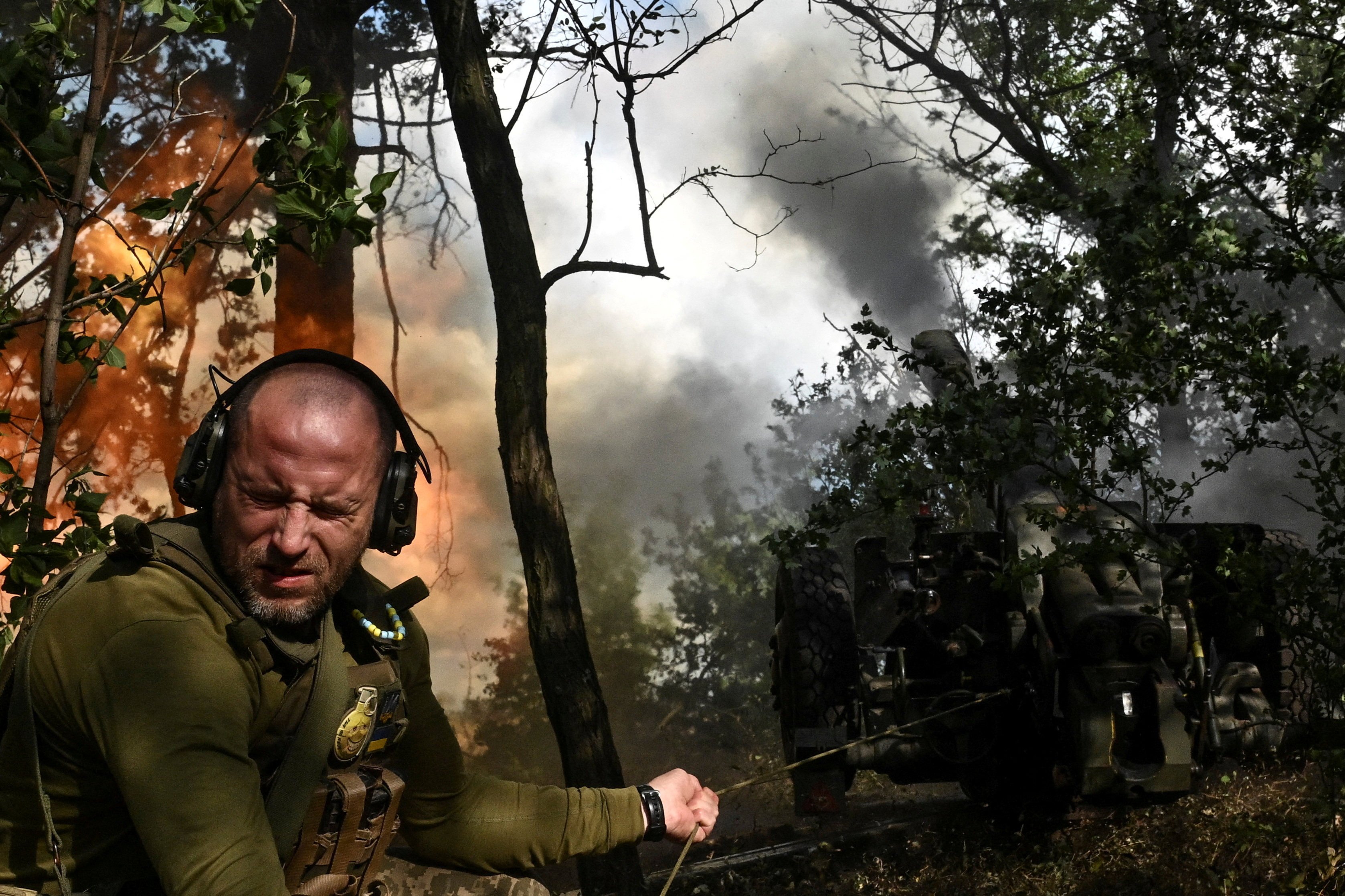 A Ukrainian service member fires a howitzer towards Russian troops in the Zaporizhzhia region on June 16. Photo: Reuters