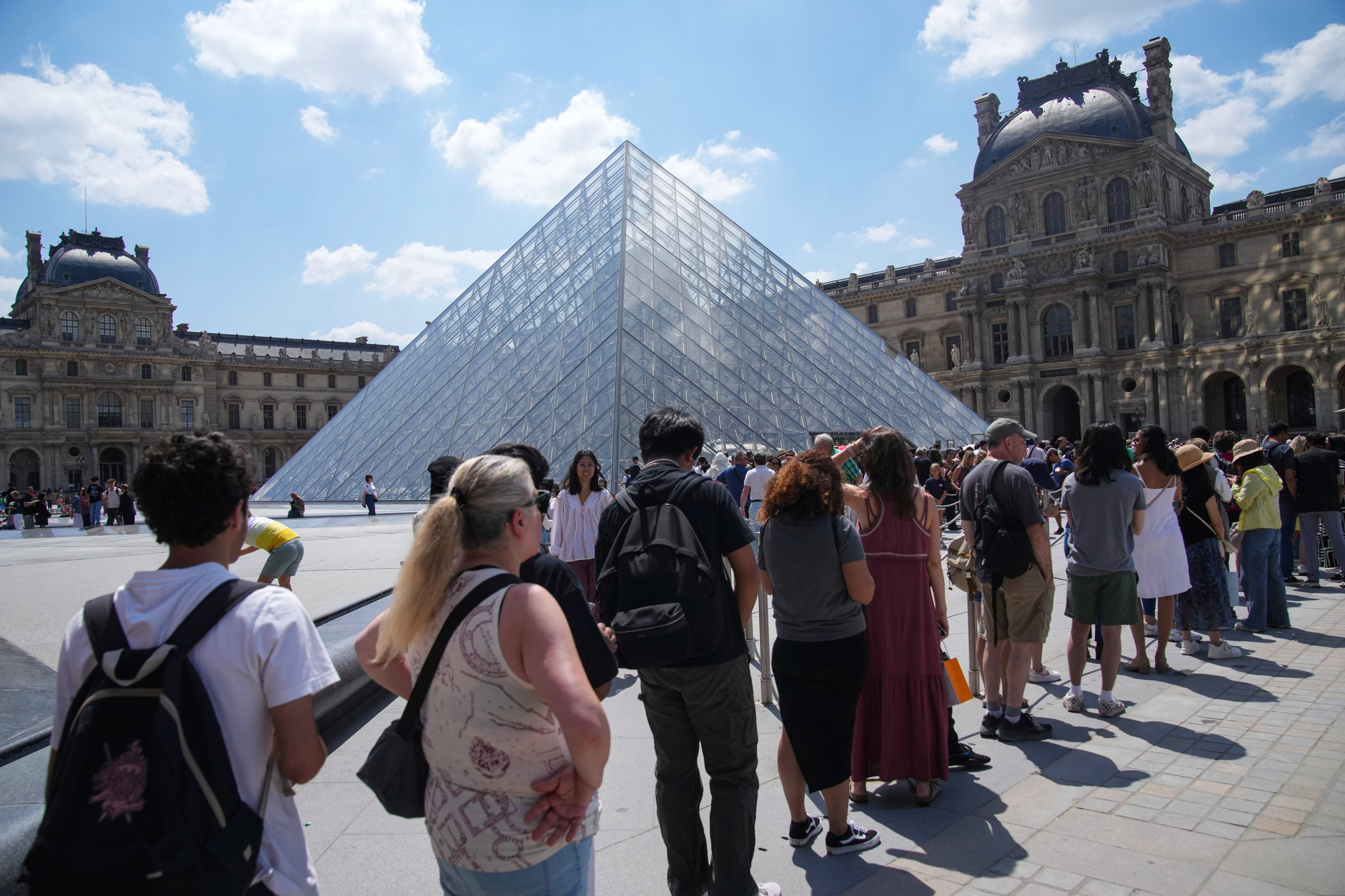 Tourists wait in line outside Paris’ Louvre museum on Monday, June 16, 2025. Photo: AP