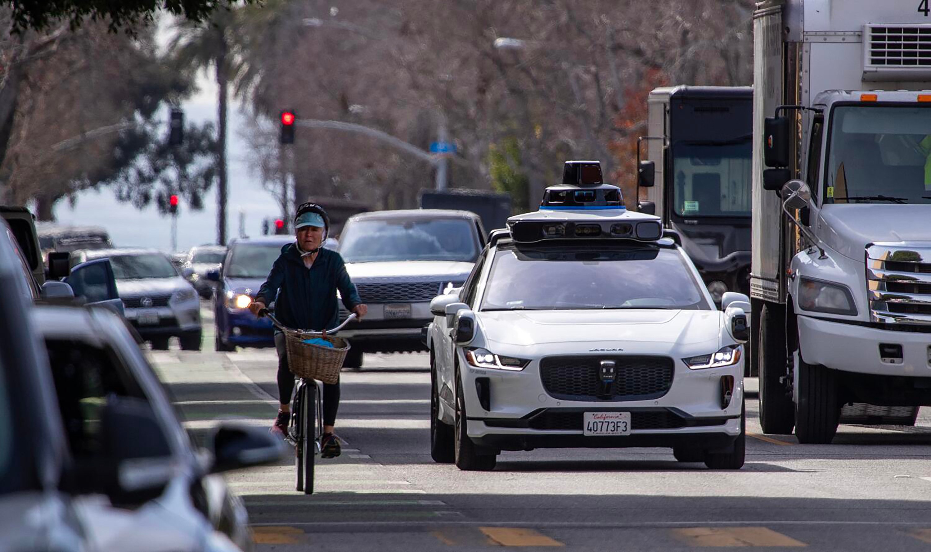 Passengers ride in an electric Jaguar I-Pace car outfitted with Waymo full self-driving technology in Santa Monica, California, Feb. 21, 2023. Photo: Los Angeles Times/TNS