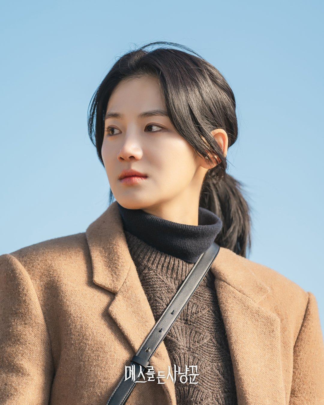 Park Ju-hyun as forensics specialist Seo Se-hyeon in a still from Hunter with a Scalpel.
