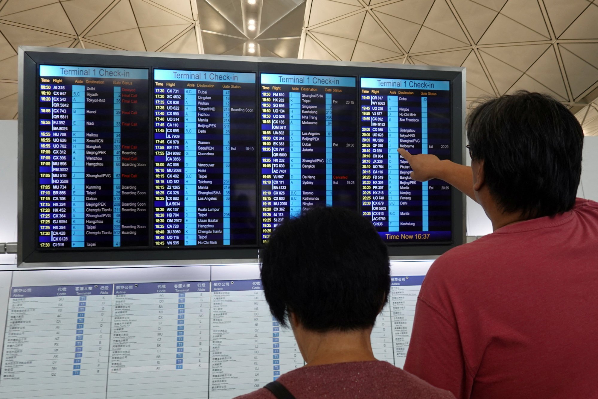 Passengers at Hong Kong International Airport. An Air India flight on a Boeing 787-8 Dreamliner plane bound for New Delhi returned to Hong Kong on Monday due to a suspected technical issue. Photo: Reuters Passengers at Hong Kong International Airport. An Air India flight on a Boeing 787-8 Dreamliner plane bound for New Delhi returned to Hong Kong on Monday due to a suspected technical issue. Photo: Reuters