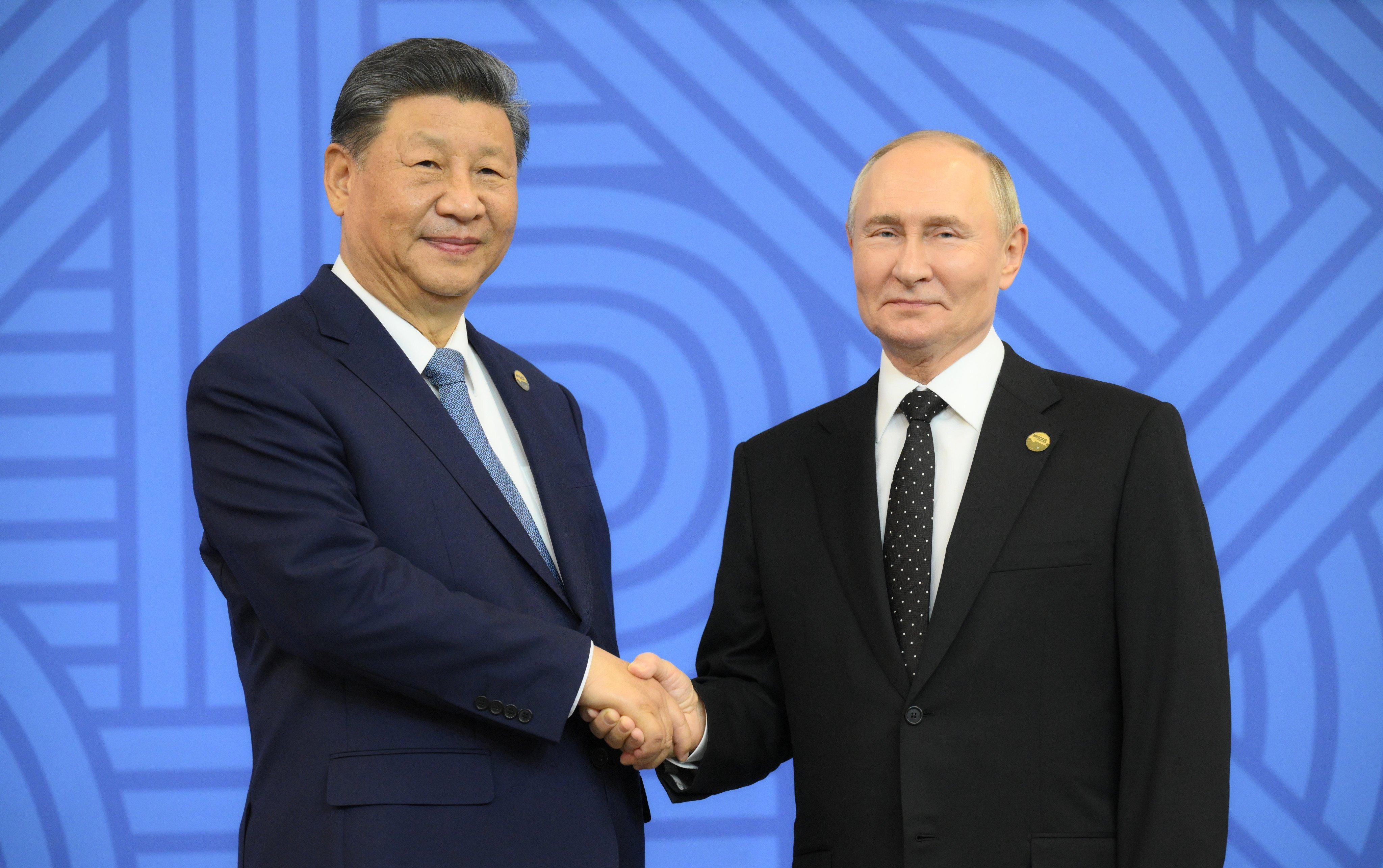 Russian President Vladimir Putin (right) welcomes China’s President Xi Jinping during the official welcoming ceremony at BRICS Summit in Kazan on October 23, 2024. Photo: dpa