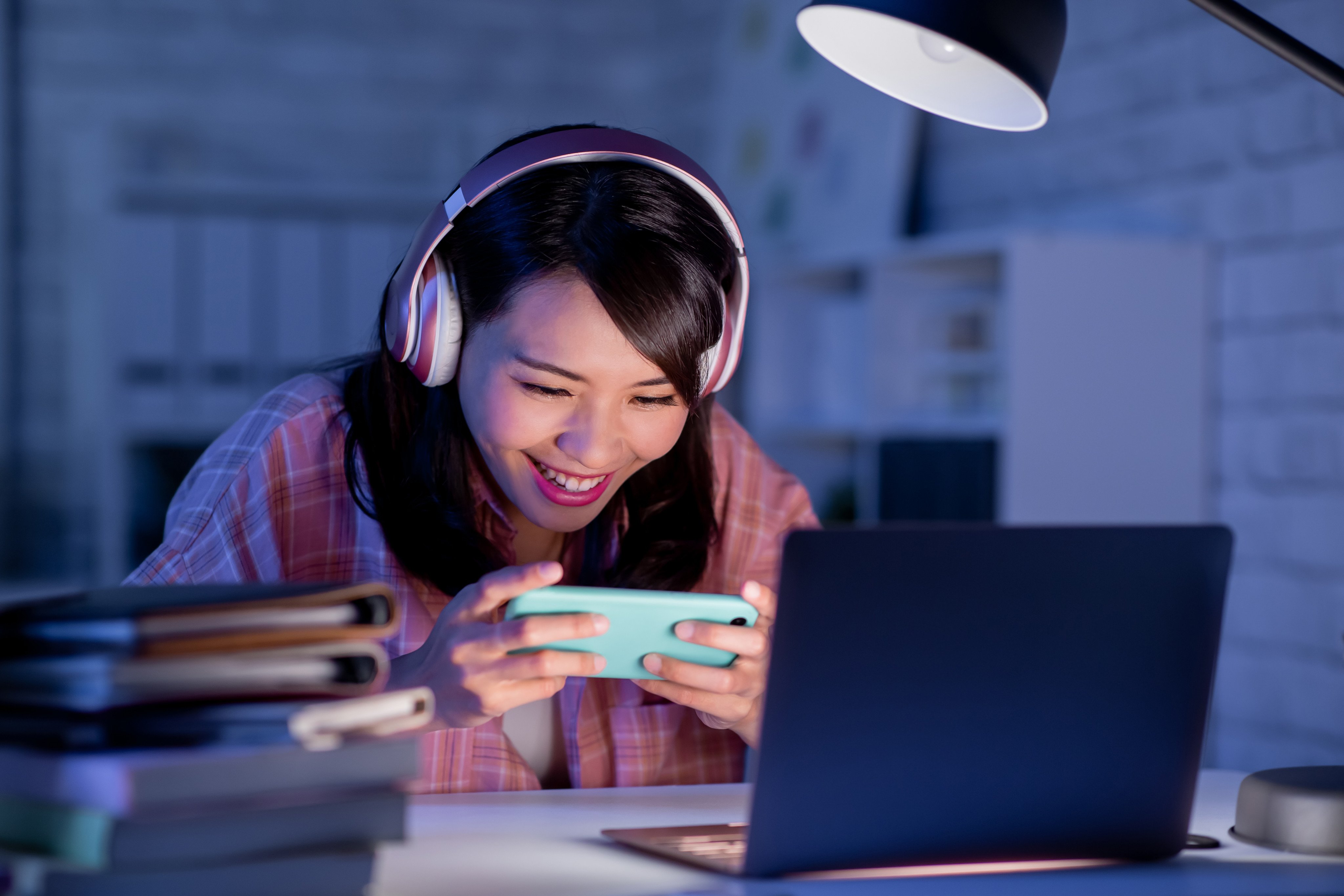 A young woman consumes content on a smartphone. Doctors say screen time, especially spent watching “junk”, may negatively affect mental health and brain development. Photo: Shutterstock