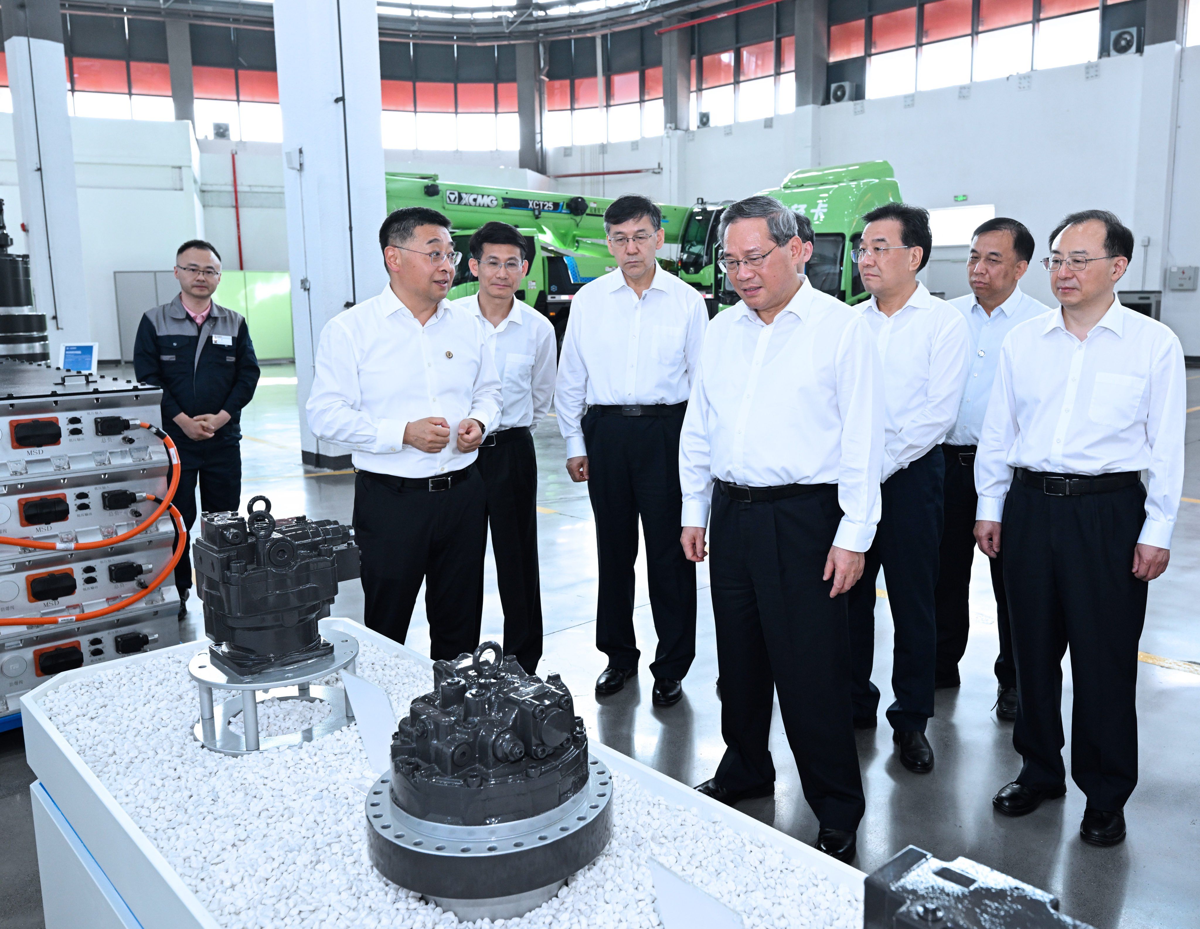 Premier Li Qiang visits a machinery manufacturer in Xuzhou, Jiangsu province, on Monday. Photo: Xinhua