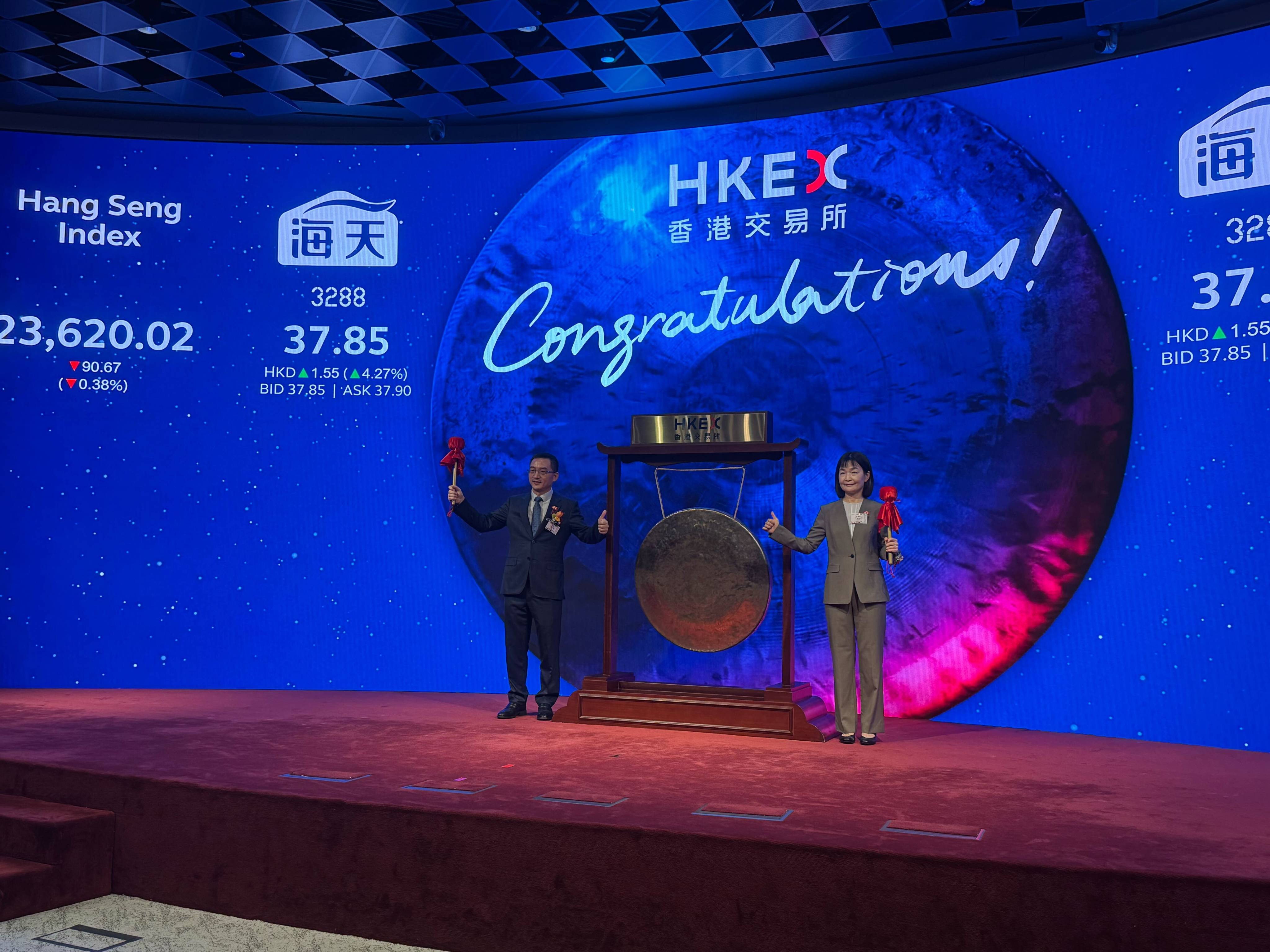 Cheng Xue (right), chairwoman of Foshan Haitian Flavouring & Food Company, after striking the ceremonial gong at the Connect Hall of the Hong Kong stock exchange to mark the trading of her company’s stock on June 19, 2025. Photo: Julie Zhang