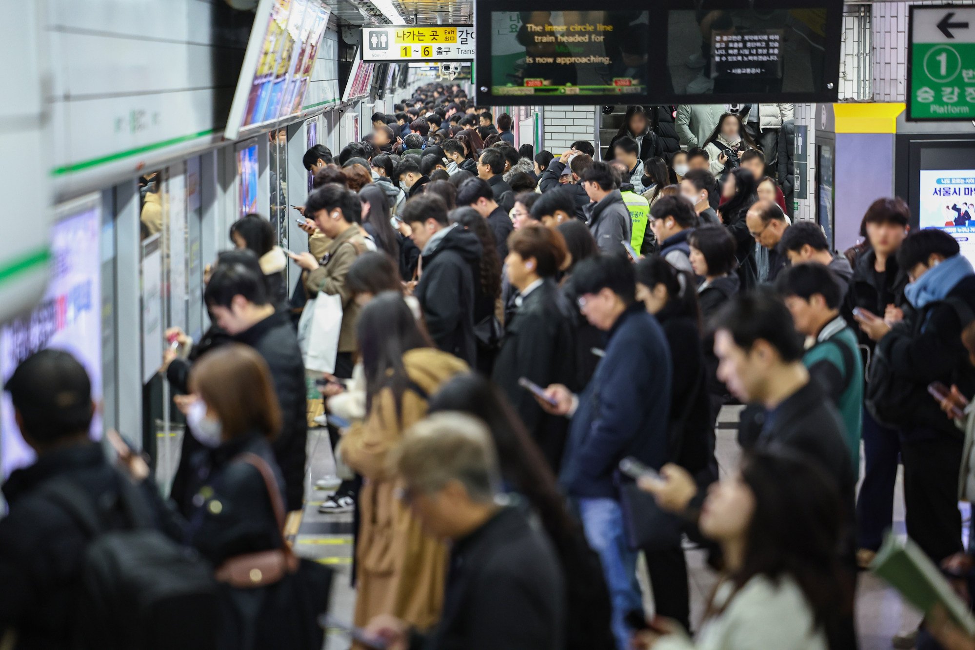 Commuters crowd a Seoul Metro station during the morning rush hour in November 2024. Seoul Mayor Oh Se-hoon last year ordered an investigation into working conditions at Seoul Metro. Photo: Yonhap/dpa Commuters crowd a Seoul Metro station during the morning rush hour in November 2024. Seoul Mayor Oh Se-hoon last year ordered an investigation into working conditions at Seoul Metro. Photo: Yonhap/dpa