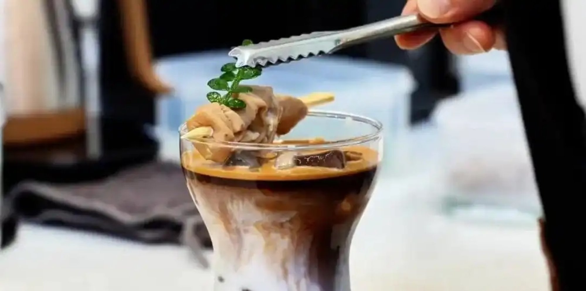 The cafe’s owner says they use the same exact amount of liquefied pig innards in every cup. Photo: Baidu