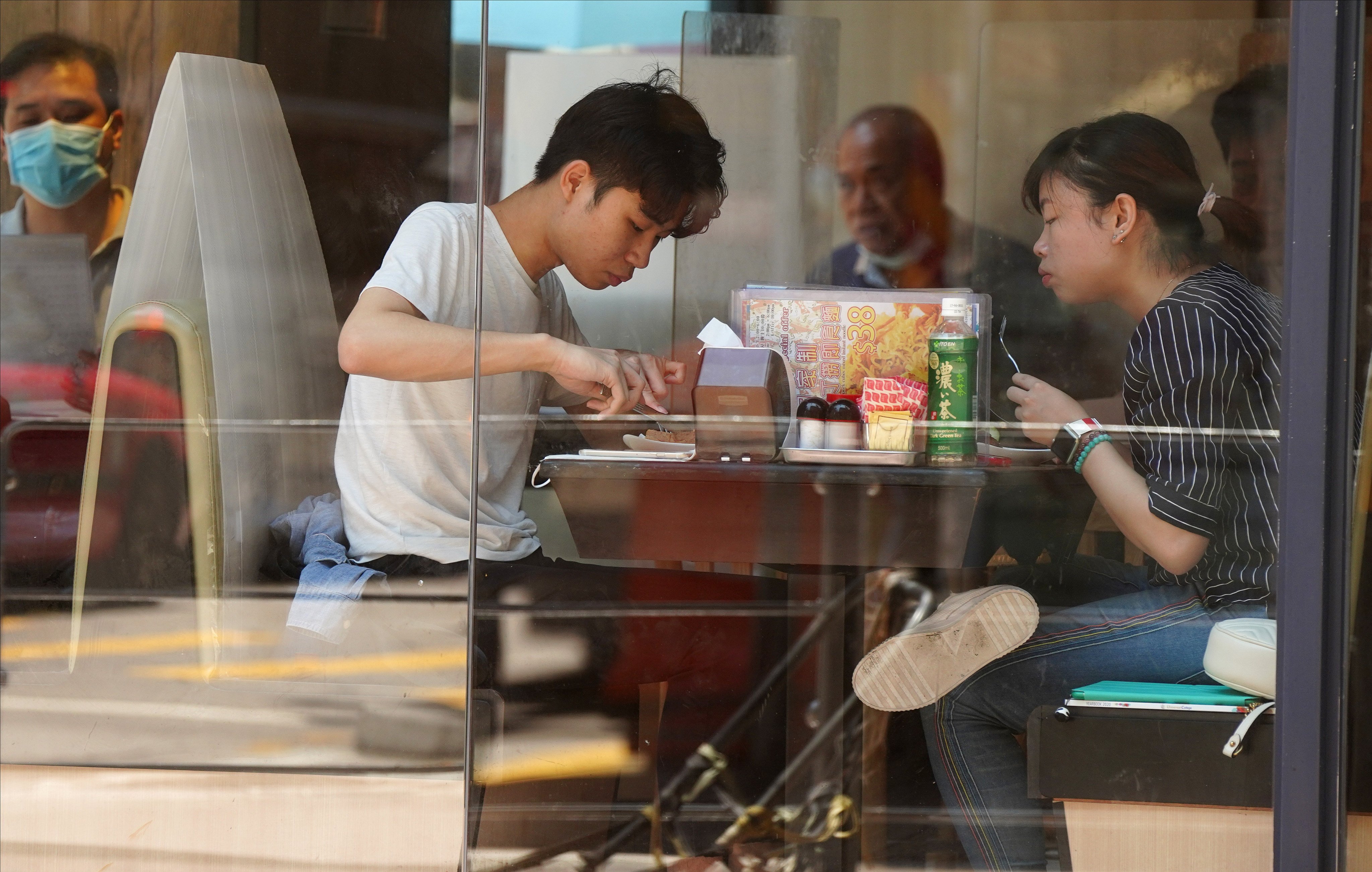 People eat lunch amid table dividers in a restaurant in Mong Kok in 2020. Photo: Sam Tsang