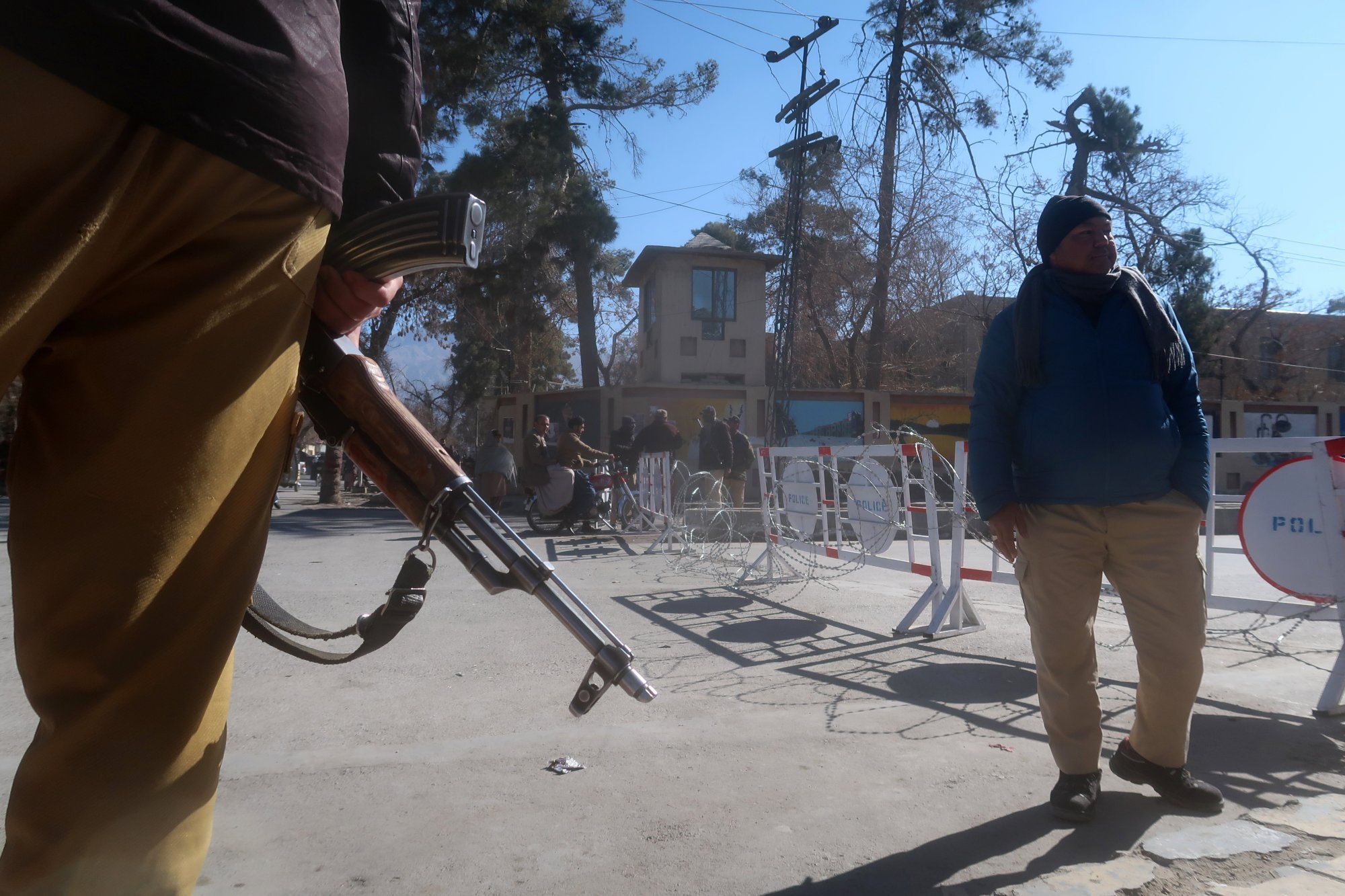 Pakistani security officers stand guard at a checkpoint in Quetta, provincial capital of Balochistan province, Pakistan, in January following a wave of insurgent violence. Photo: EPA-EFE