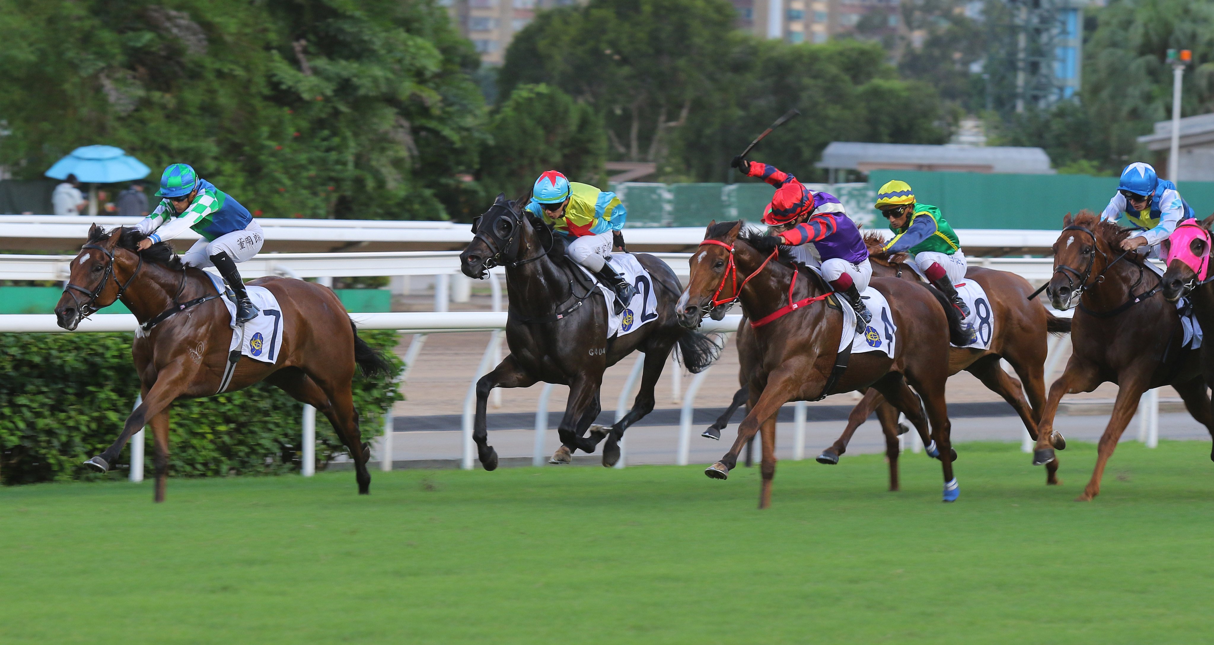 Copartner Prance (left) and Keagan de Melo hold on for victory. Photos: Kenneth Chan