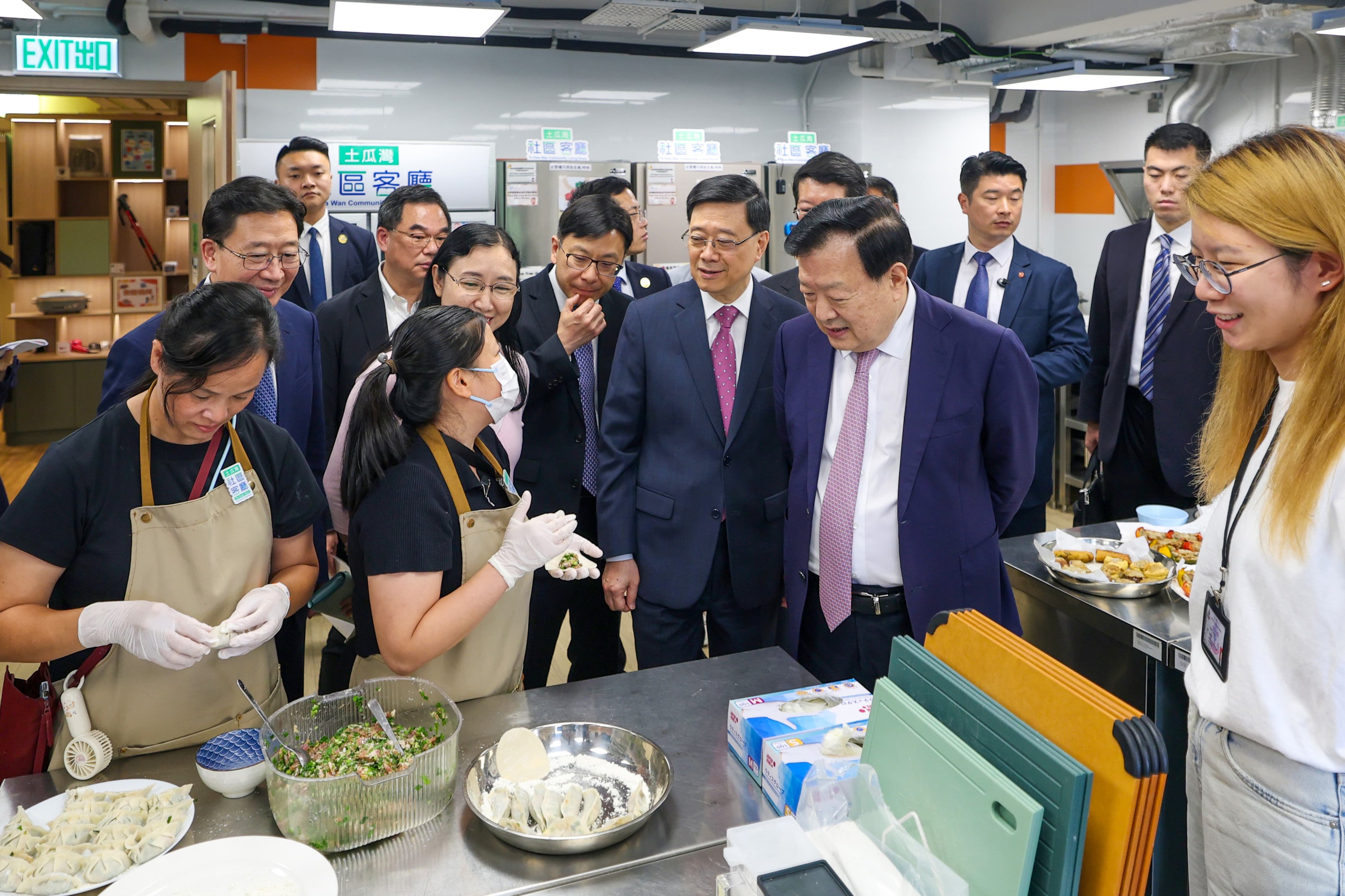 Xia Baolong visits a community living room operated by the Tung Wah Group of Hospitals in To Kwa Wan. Photo: Handout