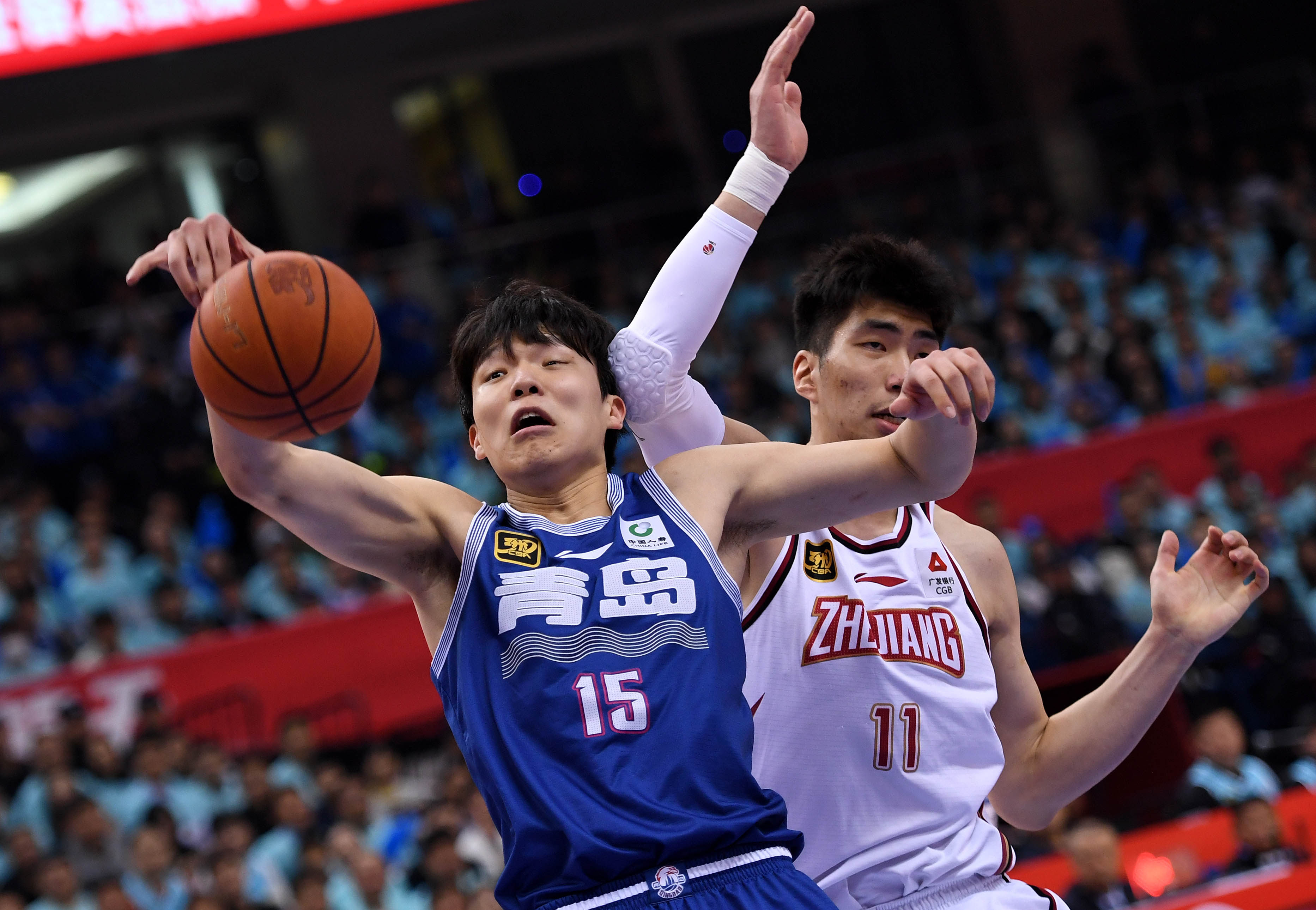 Yang Hansen (left) in action for Qingdao in China’s CBA play-offs in April. Photo: Xinhua