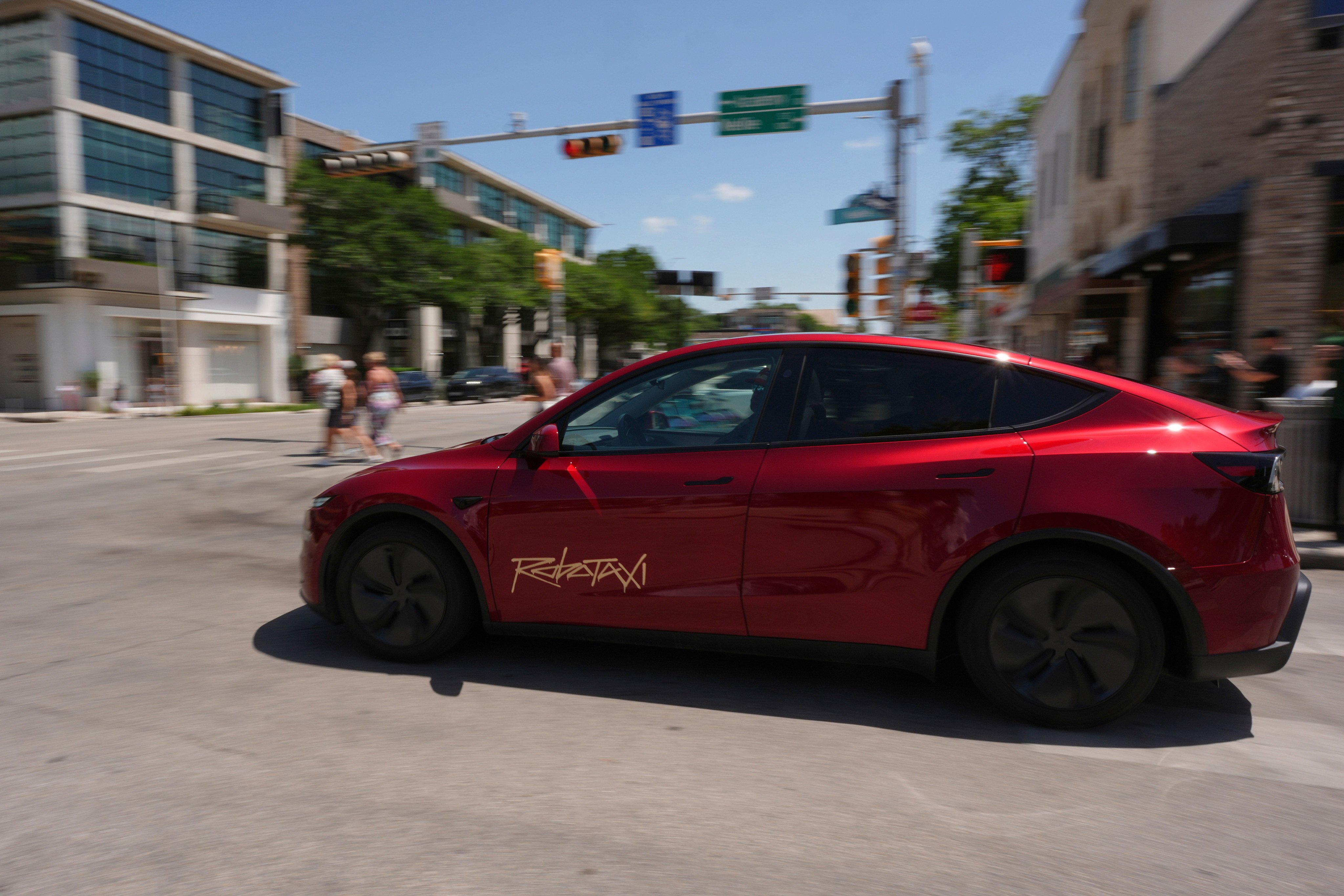 A driverless Tesla robotaxi moves through traffic on June 22 in Austin, Texas. Photo: AP