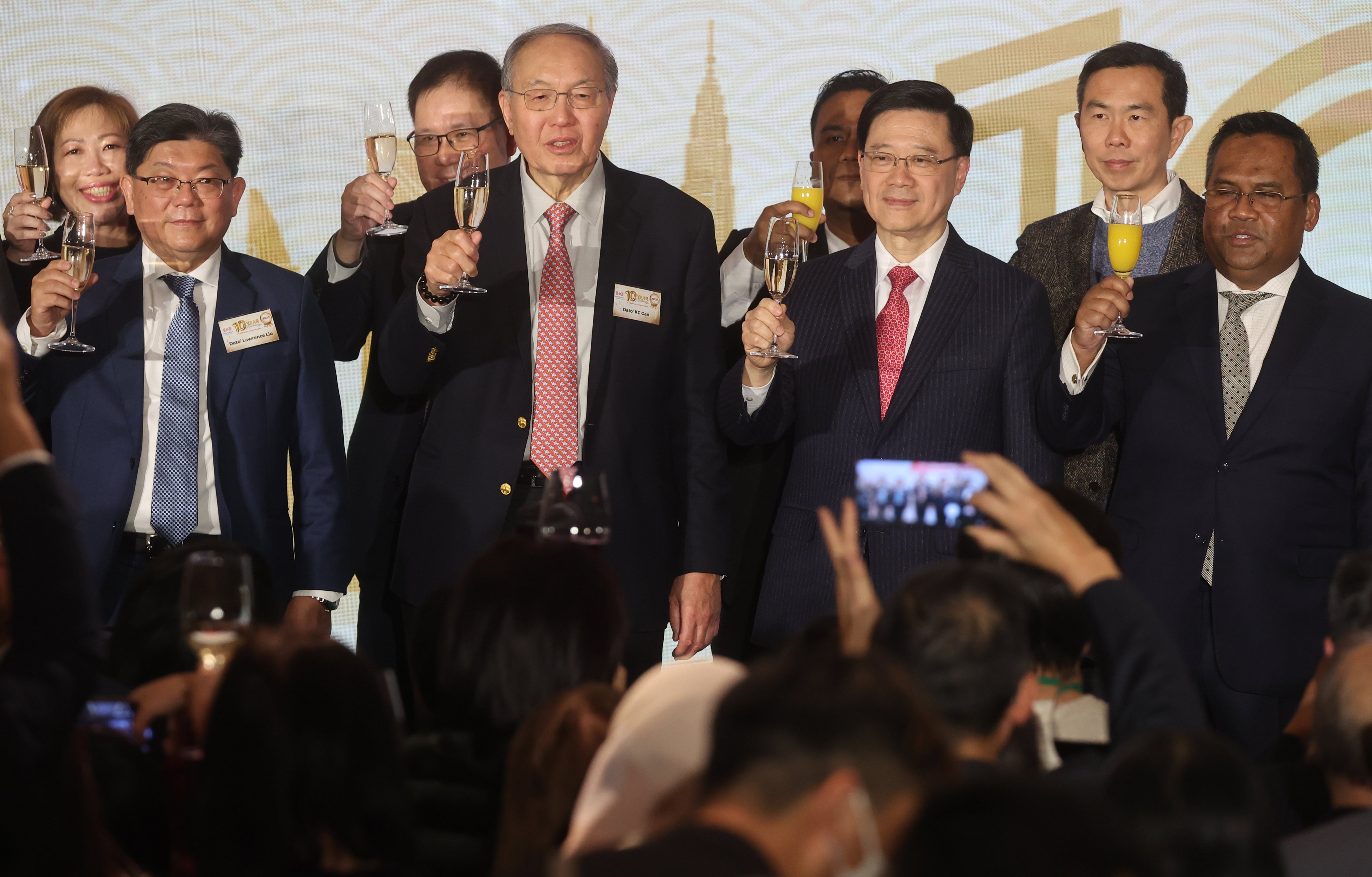 Gan Khai Choon (front row, second left), the chairman of the Malaysian Chamber of Commerce in Hong Kong, Chief Executive John Lee Ka-chiu (front row, second right) and Malaysian ambassador Norman Bin Muhamad attend an event at the JW Marriott last year. Photo: Edmond So