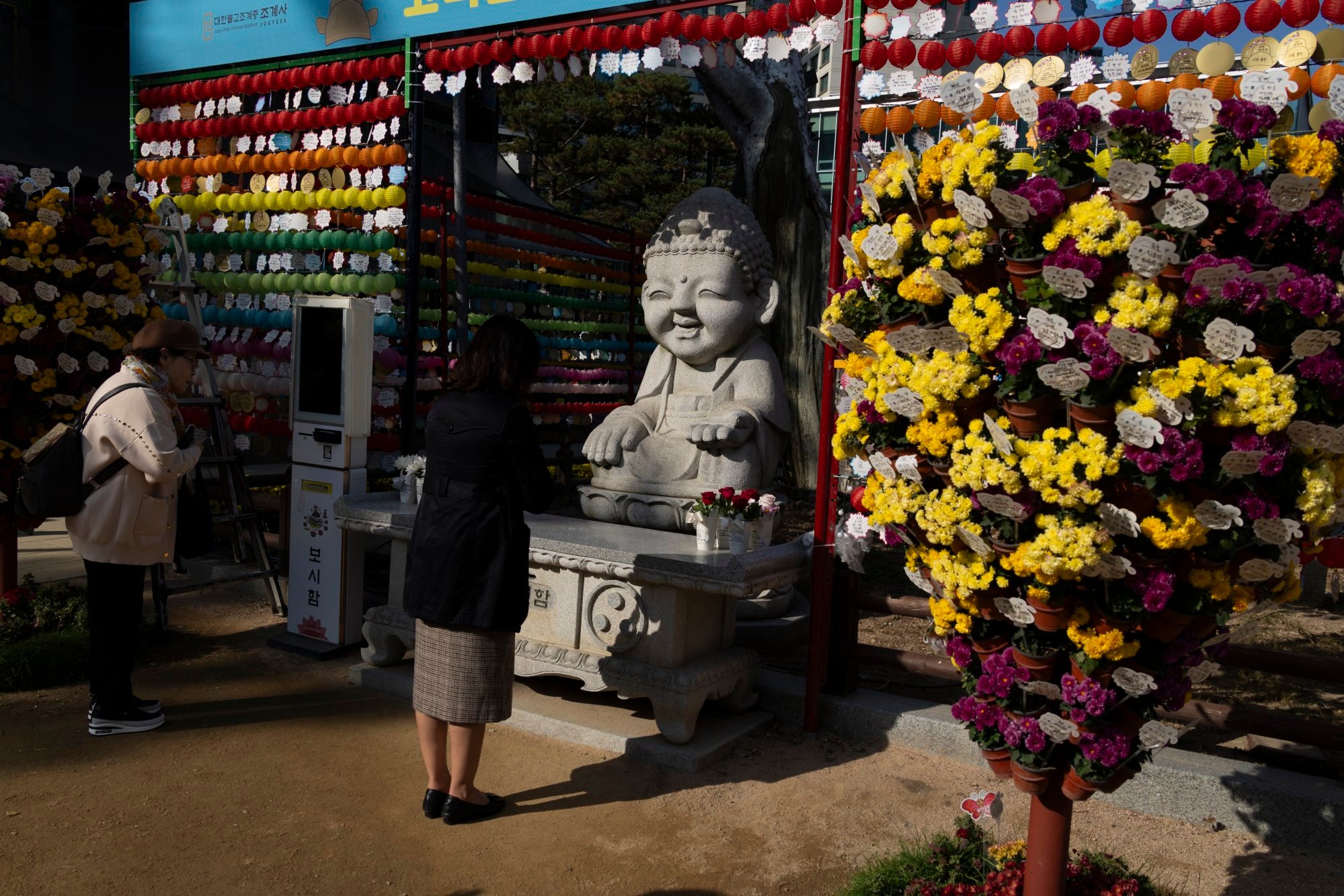 Parents pray for their children to pass the state-administered university entrance exam at Jogyesa Temple in Seoul, South Korea, in November. Photo: EPA-EFE Parents pray for their children to pass the state-administered university entrance exam at Jogyesa Temple in Seoul, South Korea, in November. Photo: EPA-EFE