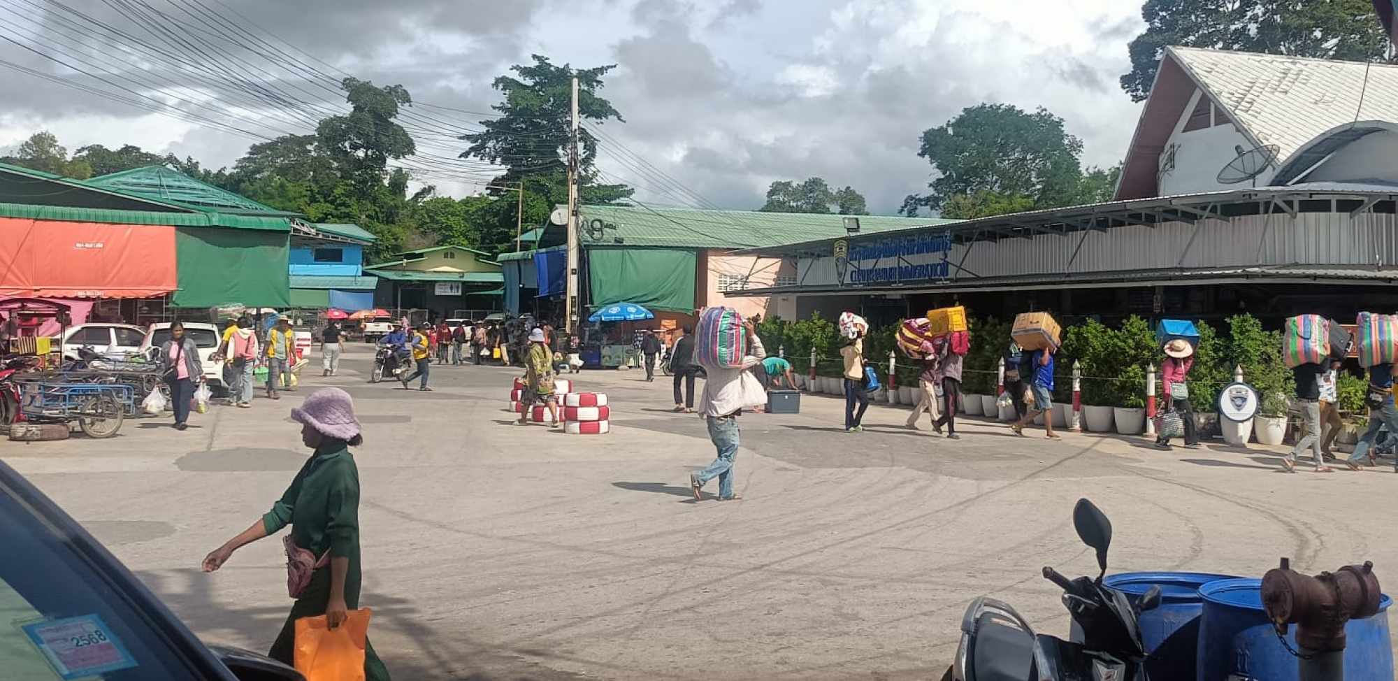 Traders including from Cambodia gather at the Ban Laem border area in Thailand’s Chanthaburi province. Photo: Loeung Sophon Traders including from Cambodia gather at the Ban Laem border area in Thailand’s Chanthaburi province. Photo: Loeung Sophon