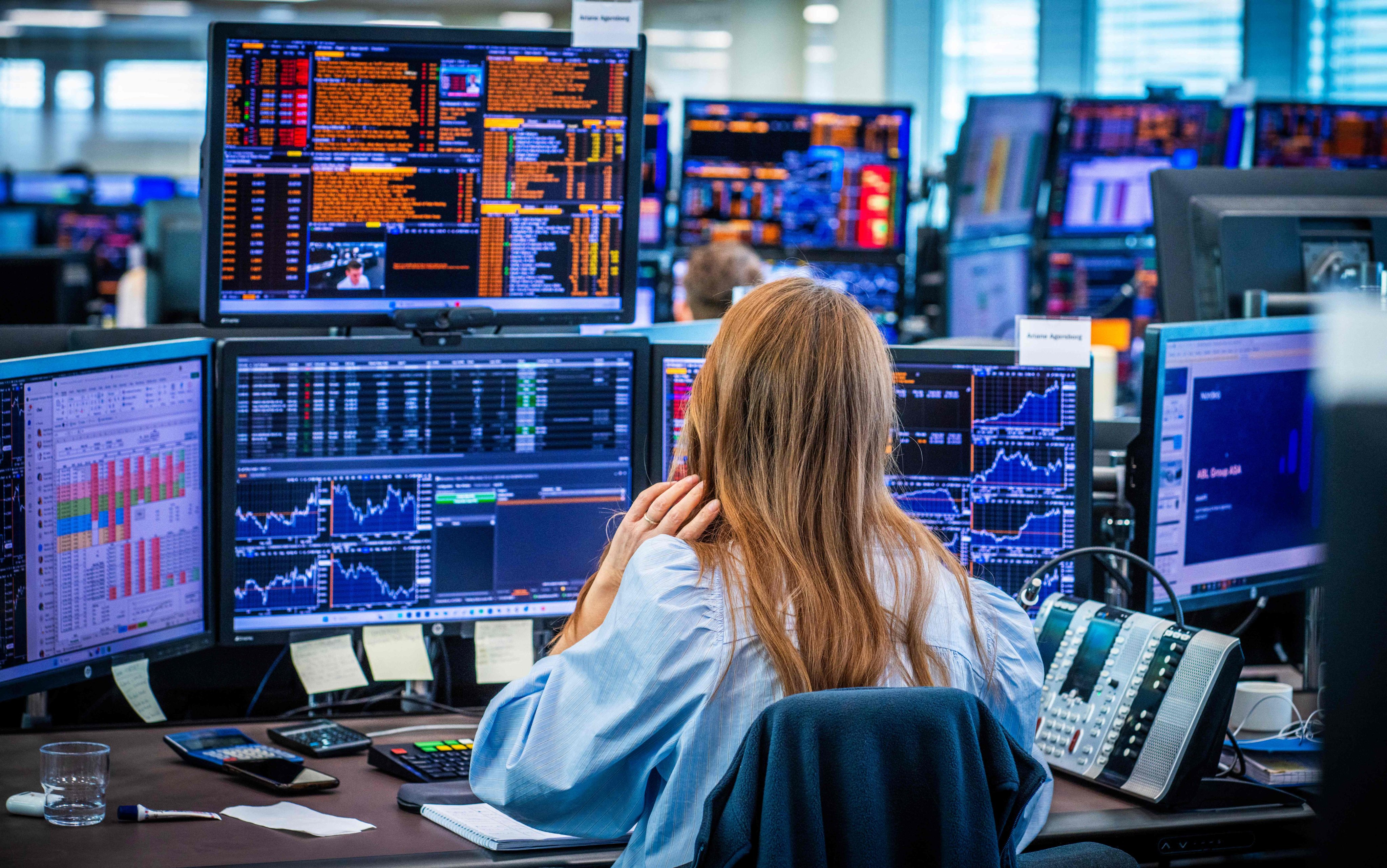 Employees monitoring market prices in the trading room amid rising geopolitical tensions. Photo: AFP