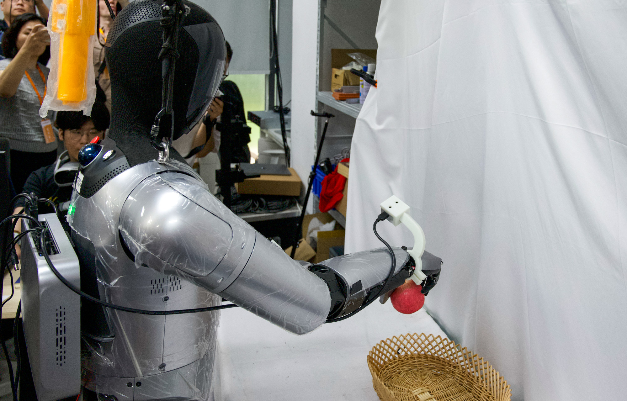 MagicLab’s “Xiaomai” humanoid robot demonstrates its ability to handle simple tasks such as feeding materials, on June 10, 2025. Photo: Alice Li MagicLab’s “Xiaomai” humanoid robot demonstrates its ability to handle simple tasks such as feeding materials, on June 10, 2025. Photo: Alice Li