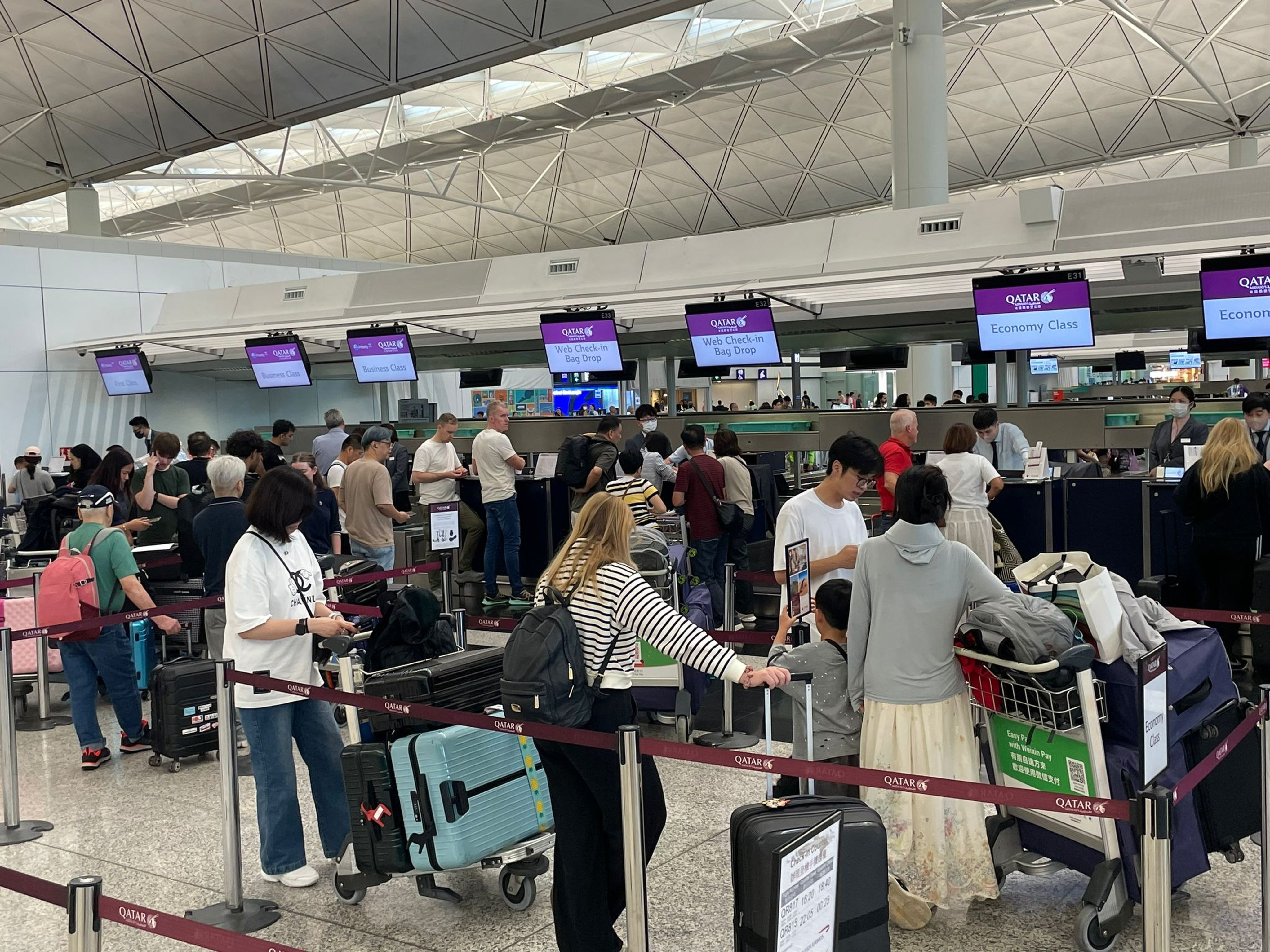 Long queues form at Qatar Airways’ check-in counters at Hong Kong International Airport on Tuesday afternoon. Photo: SCMP