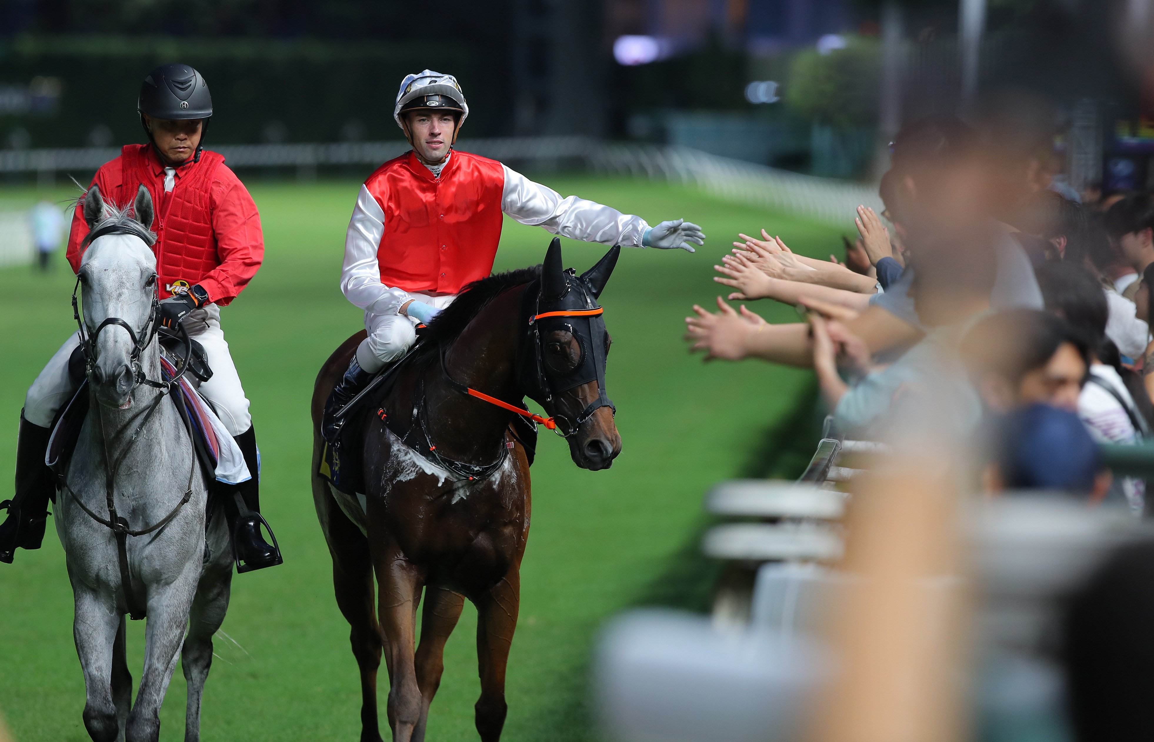 James Orman high-fives the Happy Valley crowd after booting home Candlelight Dinner. Photos: Kenneth Chan