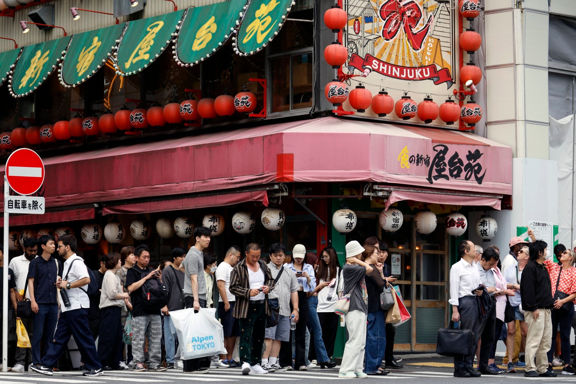 People crossing the street in Tokyo’s Shinjuku business and shopping district. Photo: EPA-EFE People crossing the street in Tokyo’s Shinjuku business and shopping district. Photo: EPA-EFE