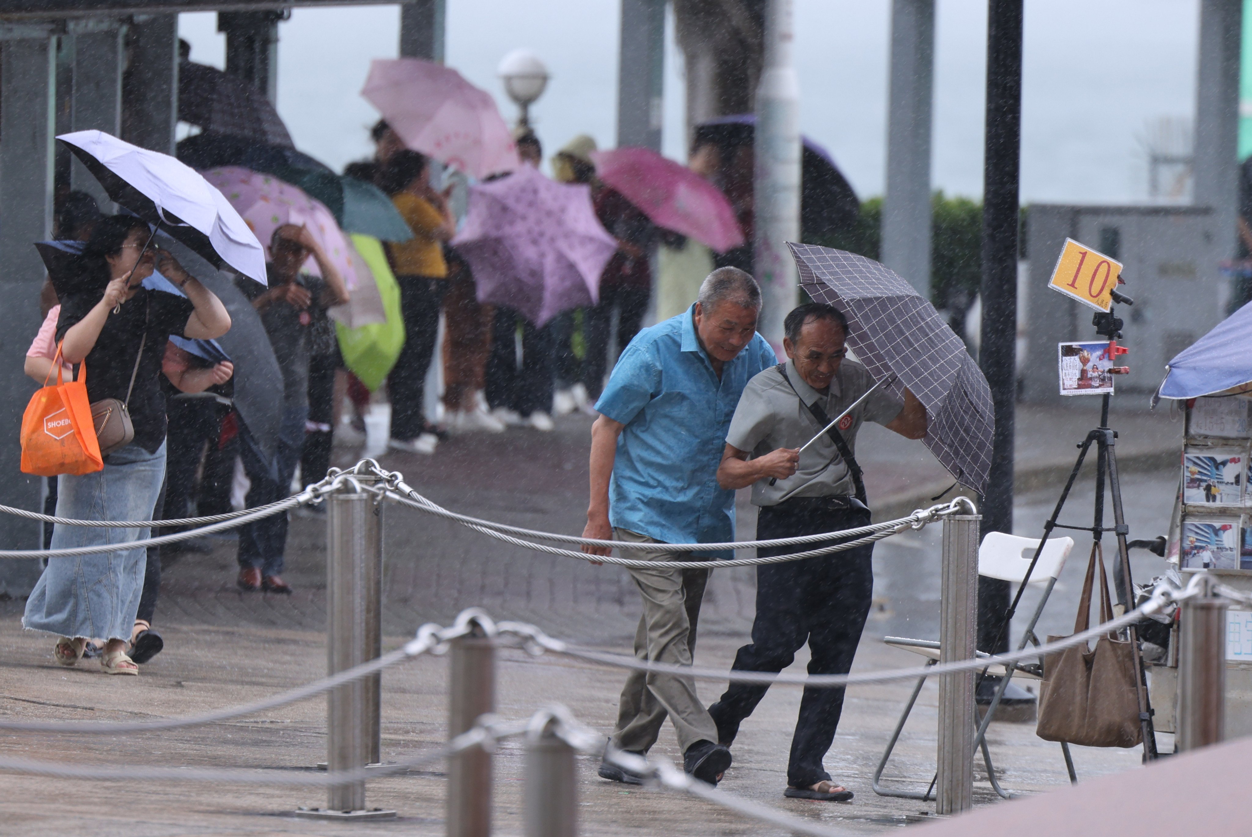 The Hong Kong Observatory may cancel the No 1 typhoon warning signal between 2pm and 5pm on Thursday. Photo: Nora Tam