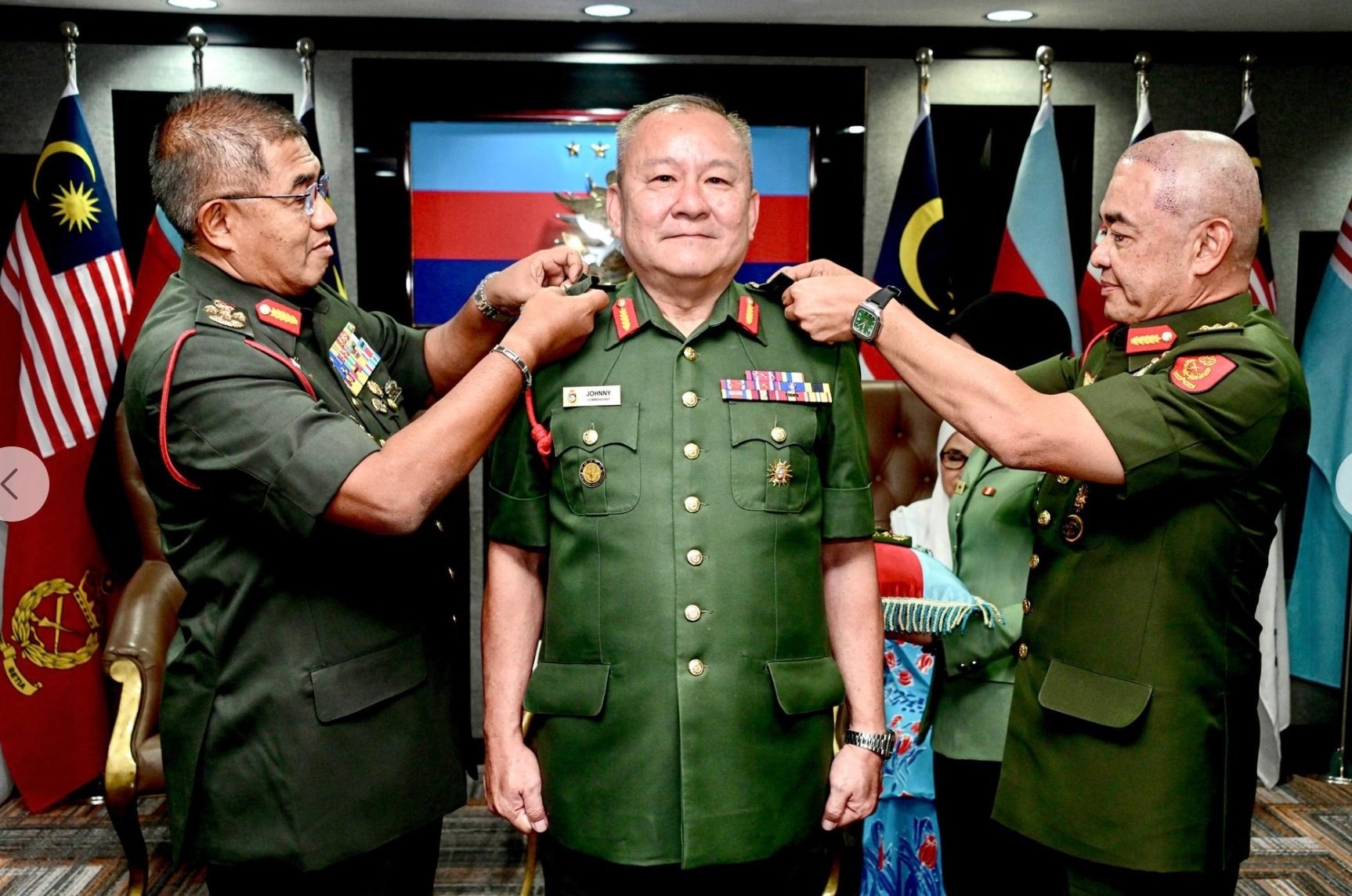 Lieutenant General Johnny Lim Eng Seng (centre) receives his stars from Armed Forces chief General Mohd Nizam Jaffar (left) and Army Chief General Muhammad Hafizuddeain Jantan. Photo: Facebook/Malaysian Armed Forces