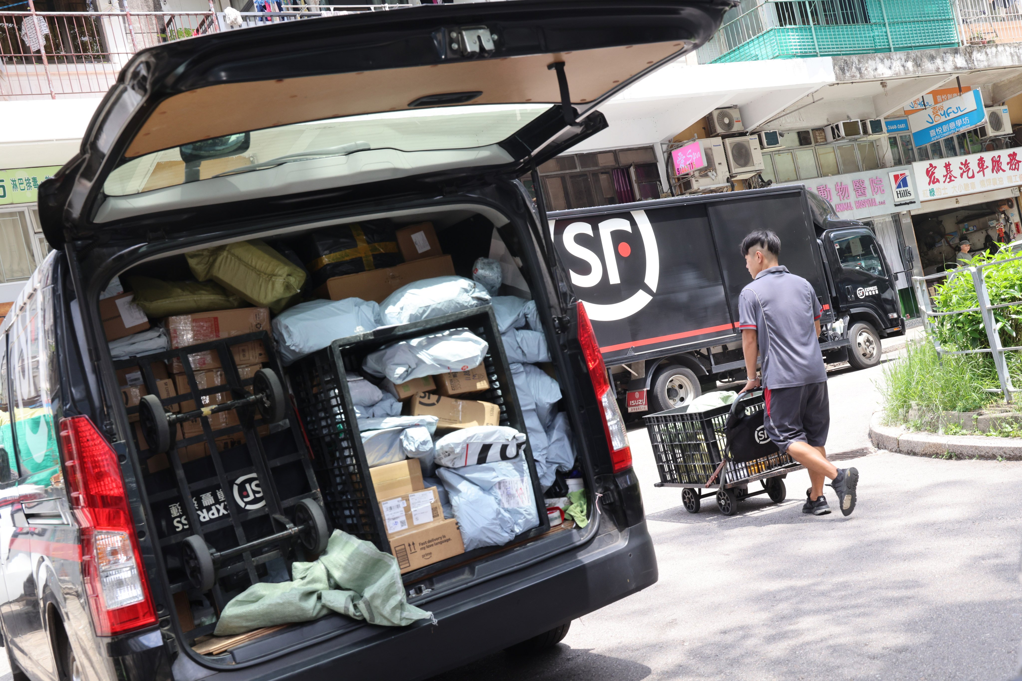 An SF employee handles parcels at Tai Po Market in Hong Kong on May 13, 2025. Photo: Jelly Tse