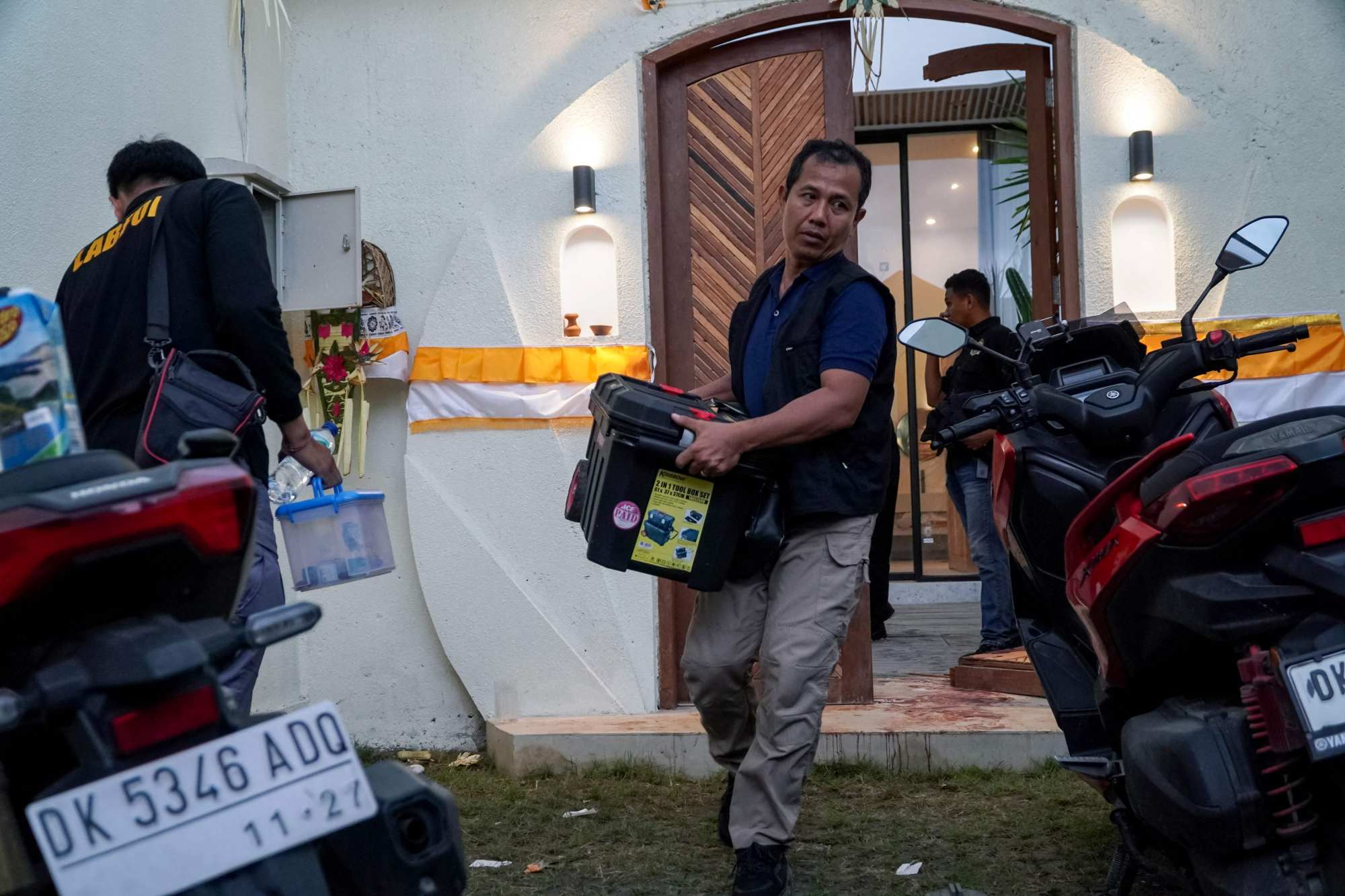 Police conduct forensic work at the scene where two Australians were shot in Munggu village, Bali, on June 14. Photo: AFP Police conduct forensic work at the scene where two Australians were shot in Munggu village, Bali, on June 14. Photo: AFP